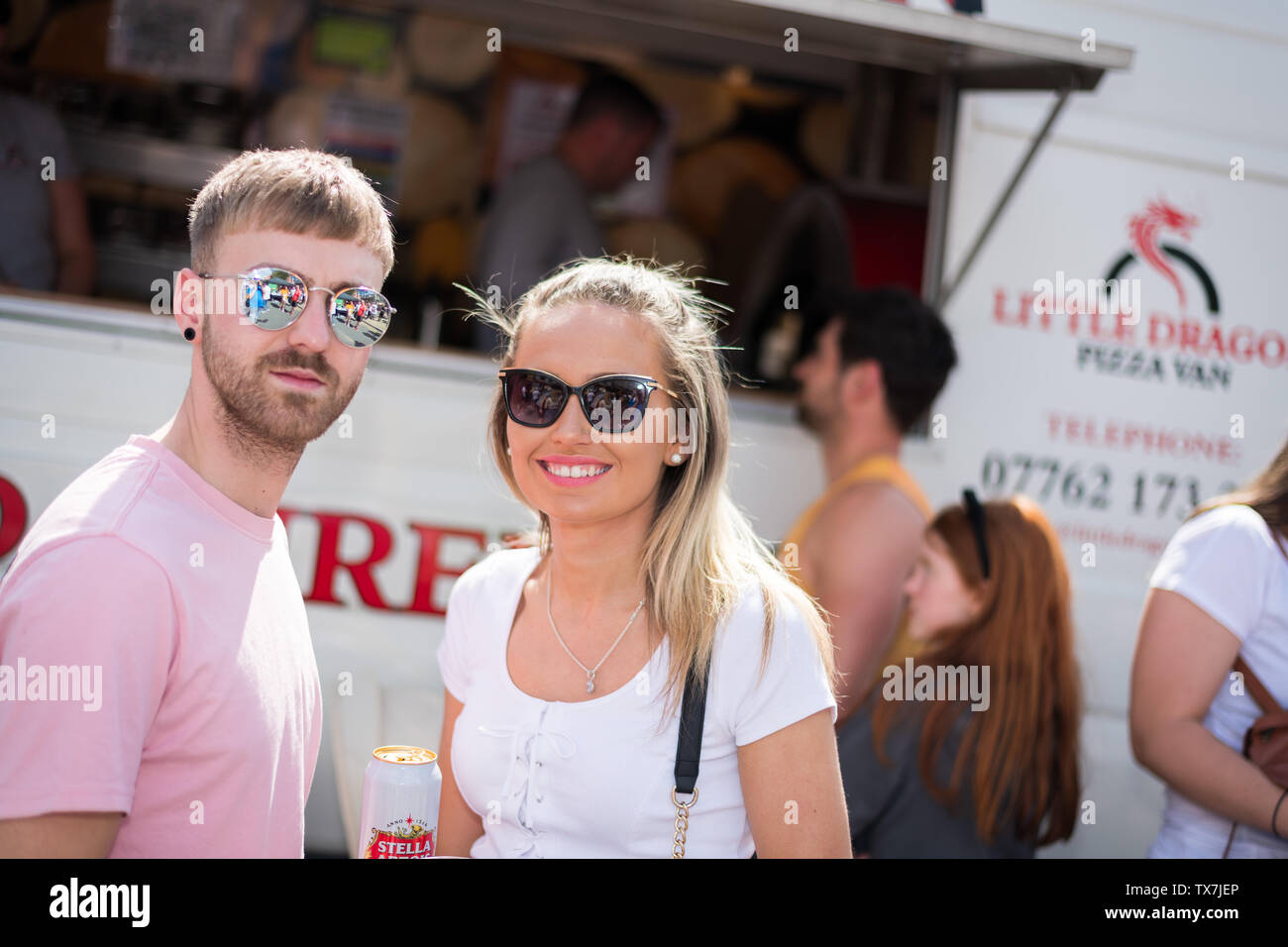 Brynmawr, Wales, Großbritannien, 22. Juni 2019: Personen, die selbst einen Trinken und Essen während der brynmawr Street Food Festival. Stockfoto