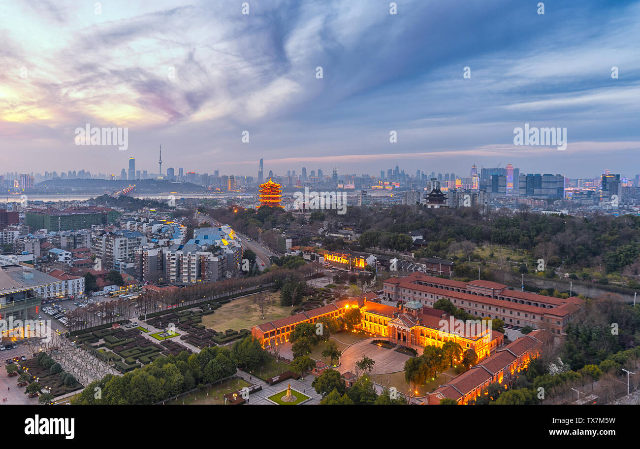 Panoramablick über Wuhan City Landschaft (Yangtze River Bridge, Yellow Crane Tower, 1911 Revolution Memorial Hall) Stockfoto