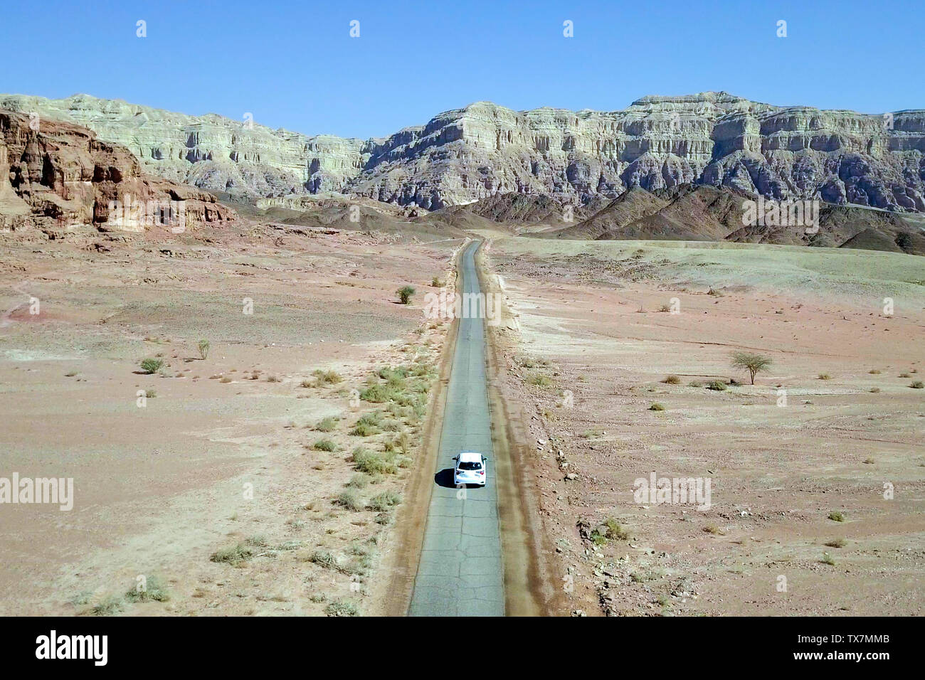 Einziges Auto auf einem alten Wüste Straße, Antenne folgen Bild. Stockfoto