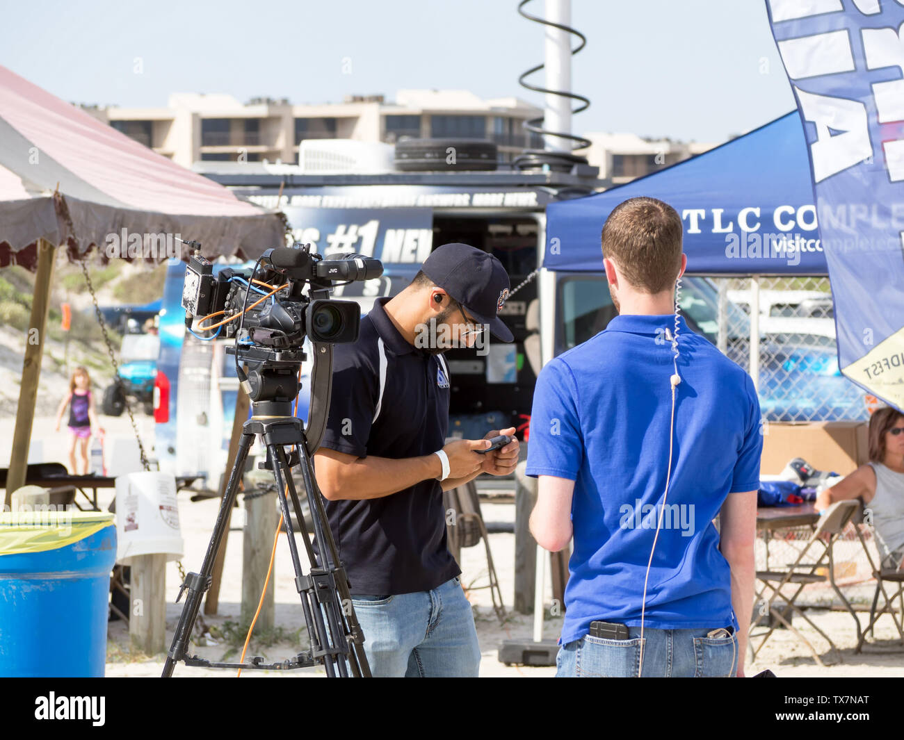 Kameramann, Videokamera und Assistant von Kris 6 TV News Corpus Christi an der 2019 Texas Sandfest in Port Aransas, Texas USA. Stockfoto