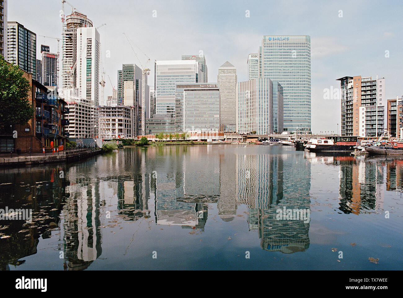 Canary Wharf von Blackwall Basin, London Docklands Großbritannien, mit Reflexion im Wasser Stockfoto