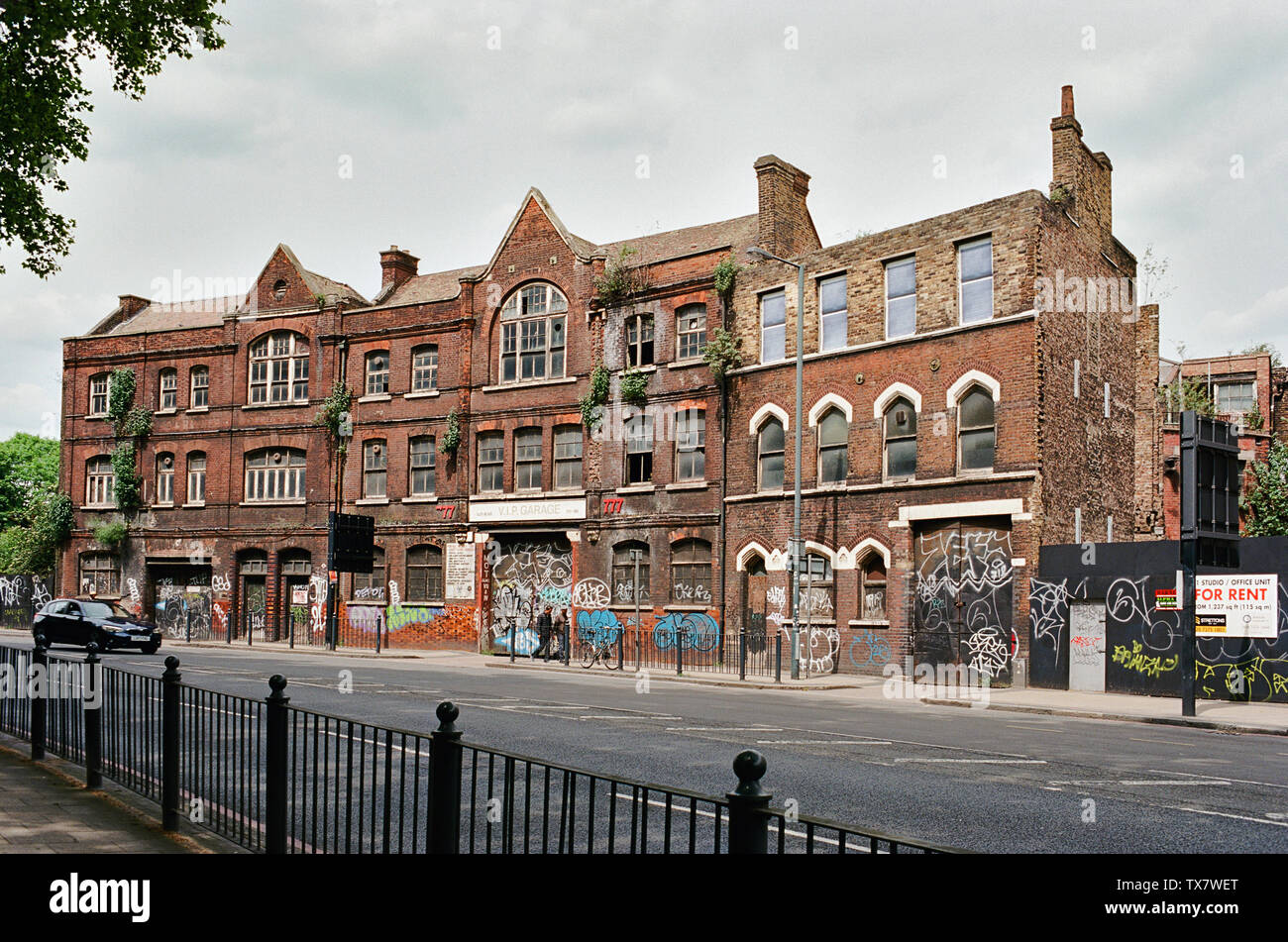 Verfallene Gebäude gegenüber Limehouse Kirche auf Commercial Road, im East End von London, Großbritannien Stockfoto