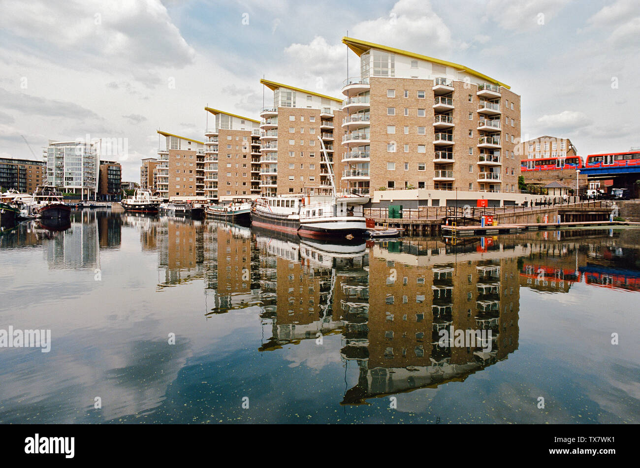 Neue Apartments im Limehouse Basin in den Londoner Docklands, mit Spiegelungen im Wasser Stockfoto
