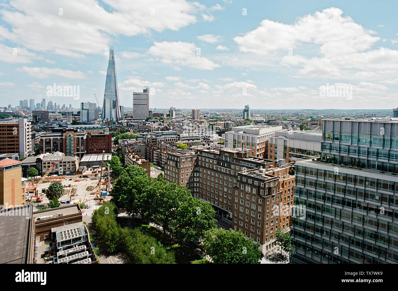 Skyline von London mit dem Shard, gesehen aus dem 8. Stock des Tate Modern, nach Osten, in Richtung auf die Stadt Stockfoto