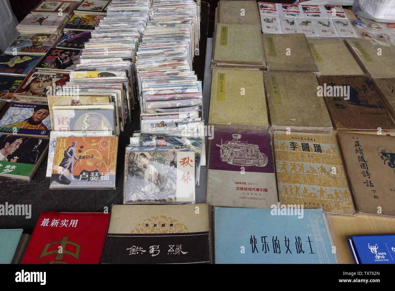 Buch ist ein kleiner Mann in den verwendeten Buch Markt verkauft. Stockfoto