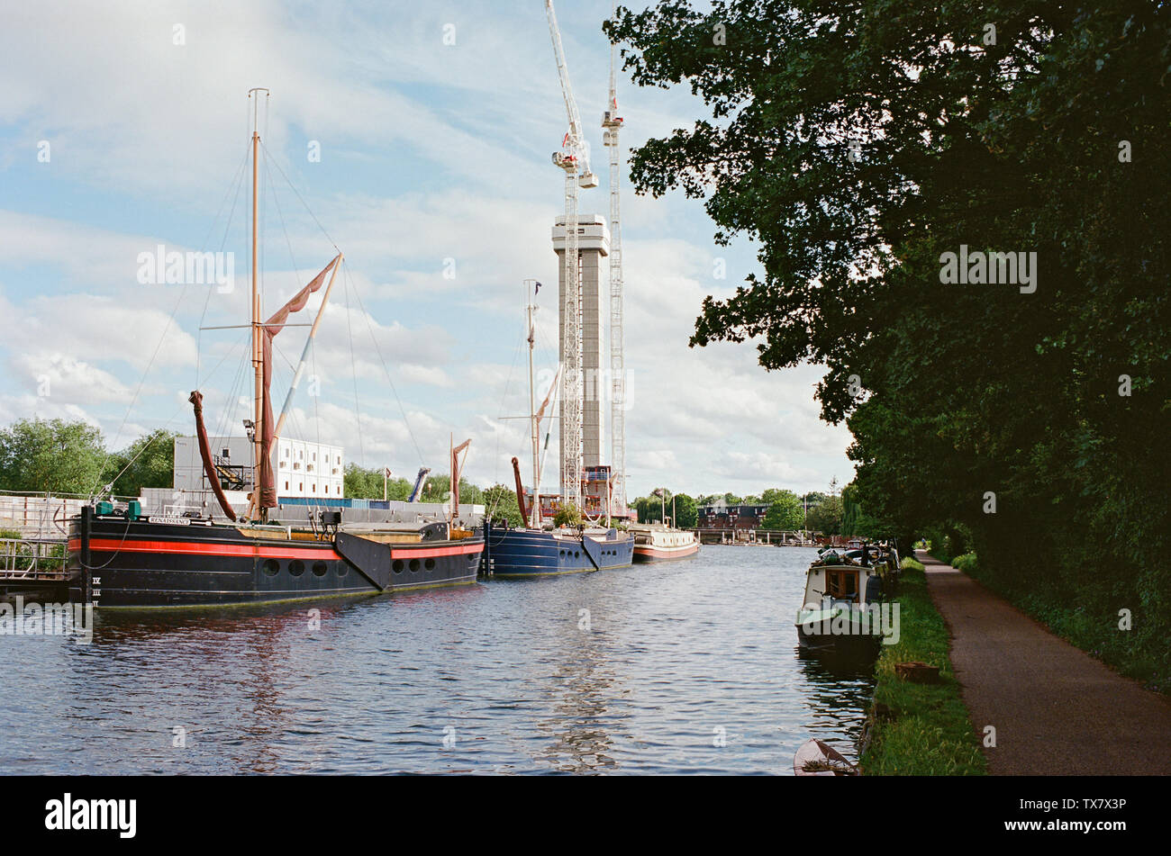 Den Fluss Lea Navigation auf Tottenham Hale, London, UK, mit angelegten Fluss Boote und die neue Hale Kai Entwicklung im Bau Stockfoto