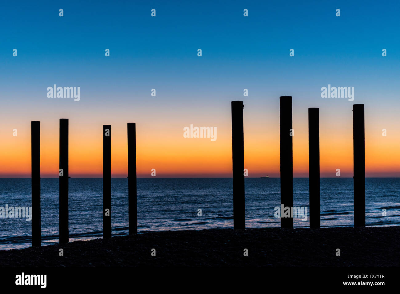 Die Säulen von Brightons West Pier Silhouette gegen den Sonnenuntergang Stockfoto