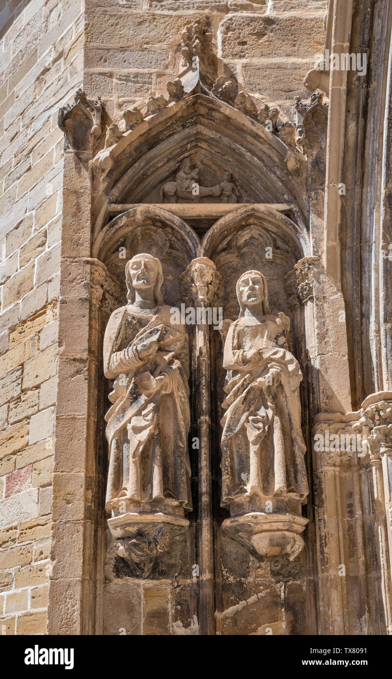 Statuen an Iglesia de Santa María la Mayor, gotische Kirche, des 14. Jahrhunderts, in Valderrobres, Provinz Teruel, Aragon, Spanien Stockfoto