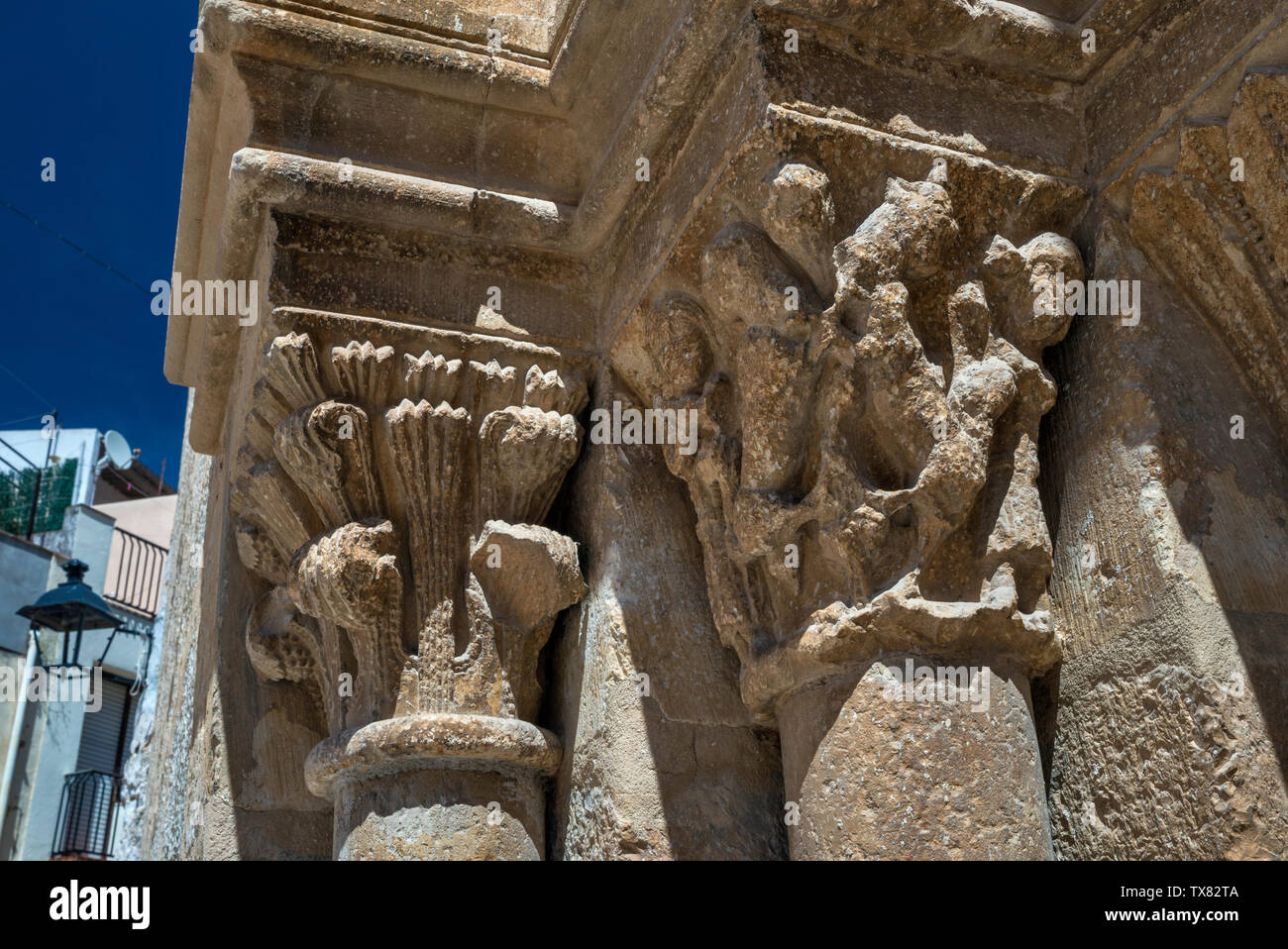 Romanische Kapitelle an Archpriestal Kirche, gotischen Stil, in Sant Mateu, Maestrat Region, Provinz Castellón, Valencia, Spanien Stockfoto