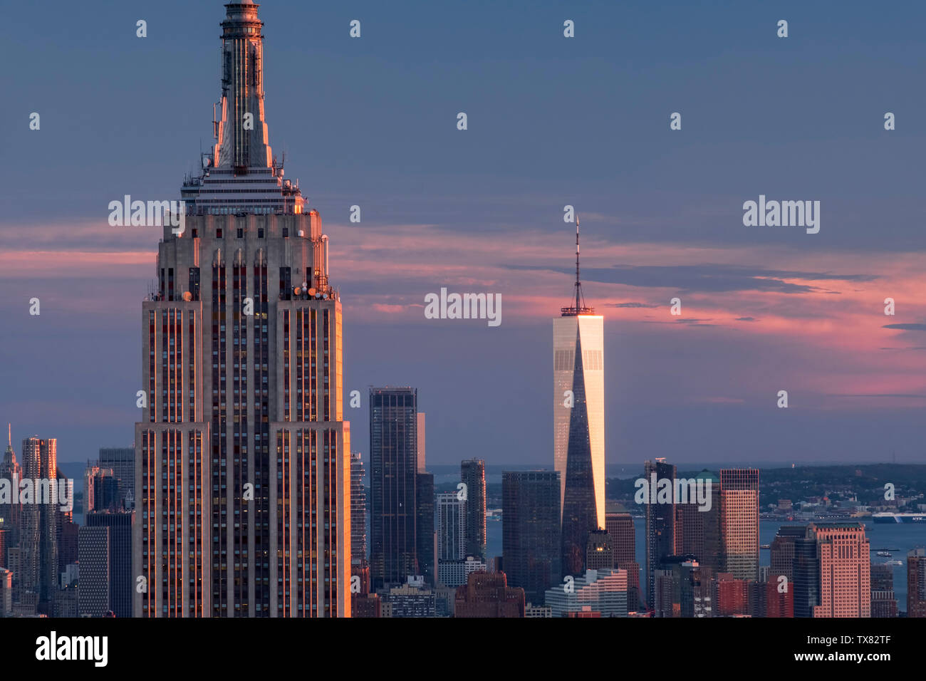 Das Empire State Building und das One World Trade Center bei Sonnenuntergang, New York, USA Stockfoto
