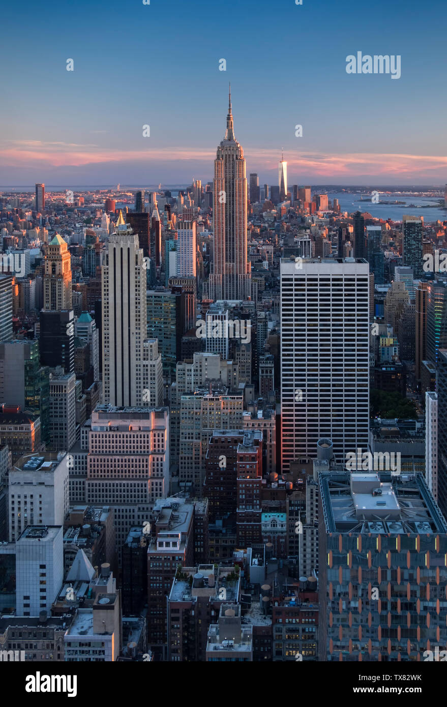 Das Empire State Building and Lower Manhattan bei Sonnenuntergang, New York, USA Stockfoto