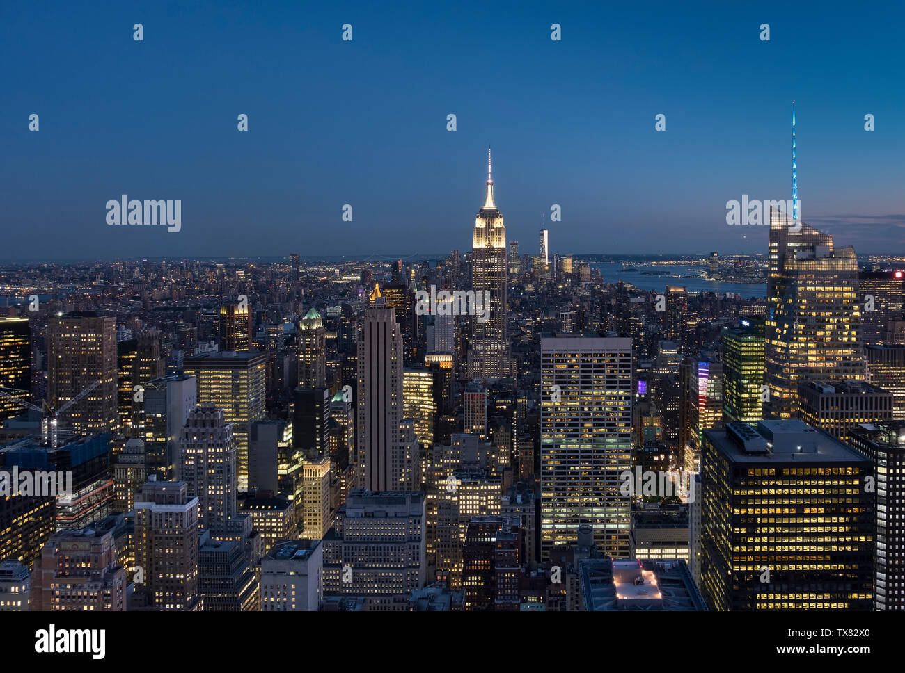 Das Empire State Building and Lower Manhattan bei Nacht, New York, USA Stockfoto