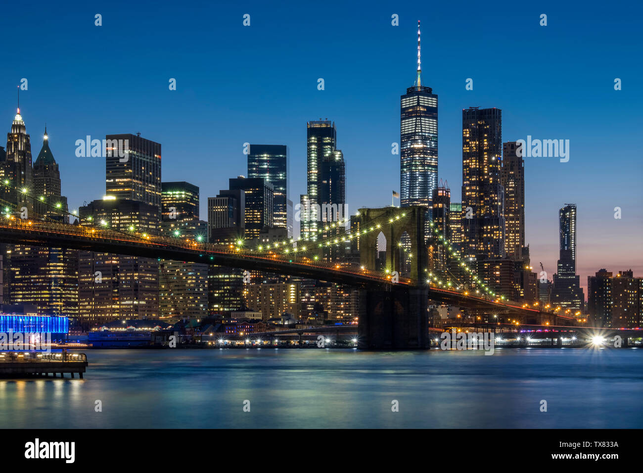 Die Brooklyn Bridge, den East River und Manhattan Skyline bei Nacht, New York, USA Stockfoto