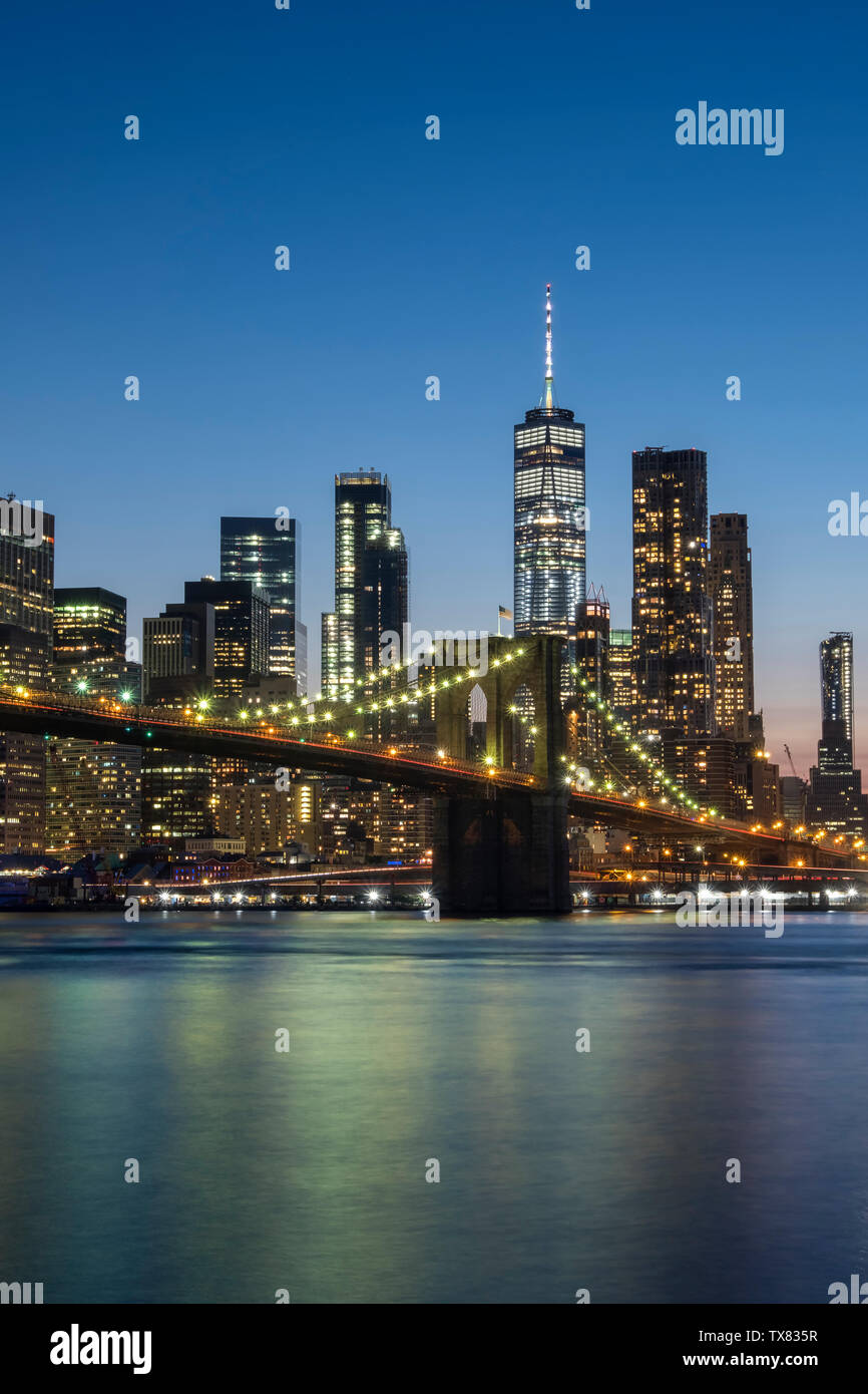 Die Brooklyn Bridge, den East River und Manhattan Skyline bei Nacht, New York, USA Stockfoto