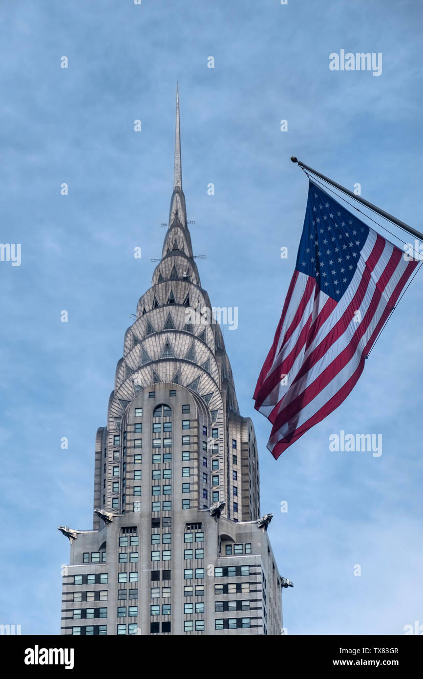 American National Flagge und das Chrysler Building, Manhattan, New York, USA Stockfoto