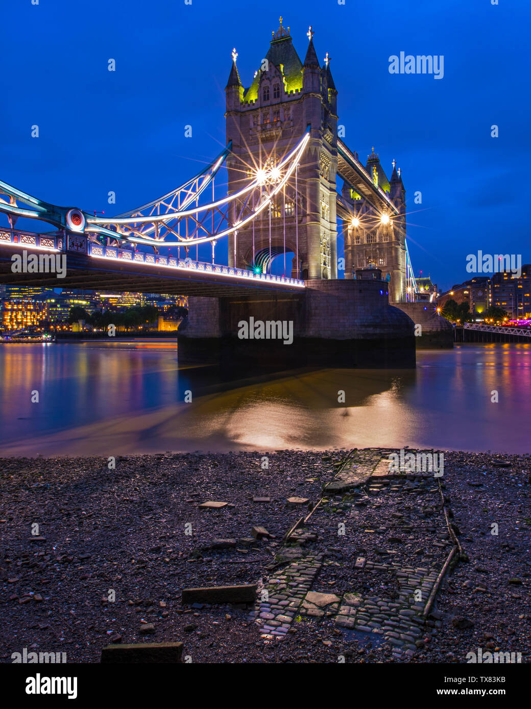 London, UK, 19. Juni 2019: Ein Blick auf die beeindruckenden Tower Bridge über die Themse in London. Stockfoto