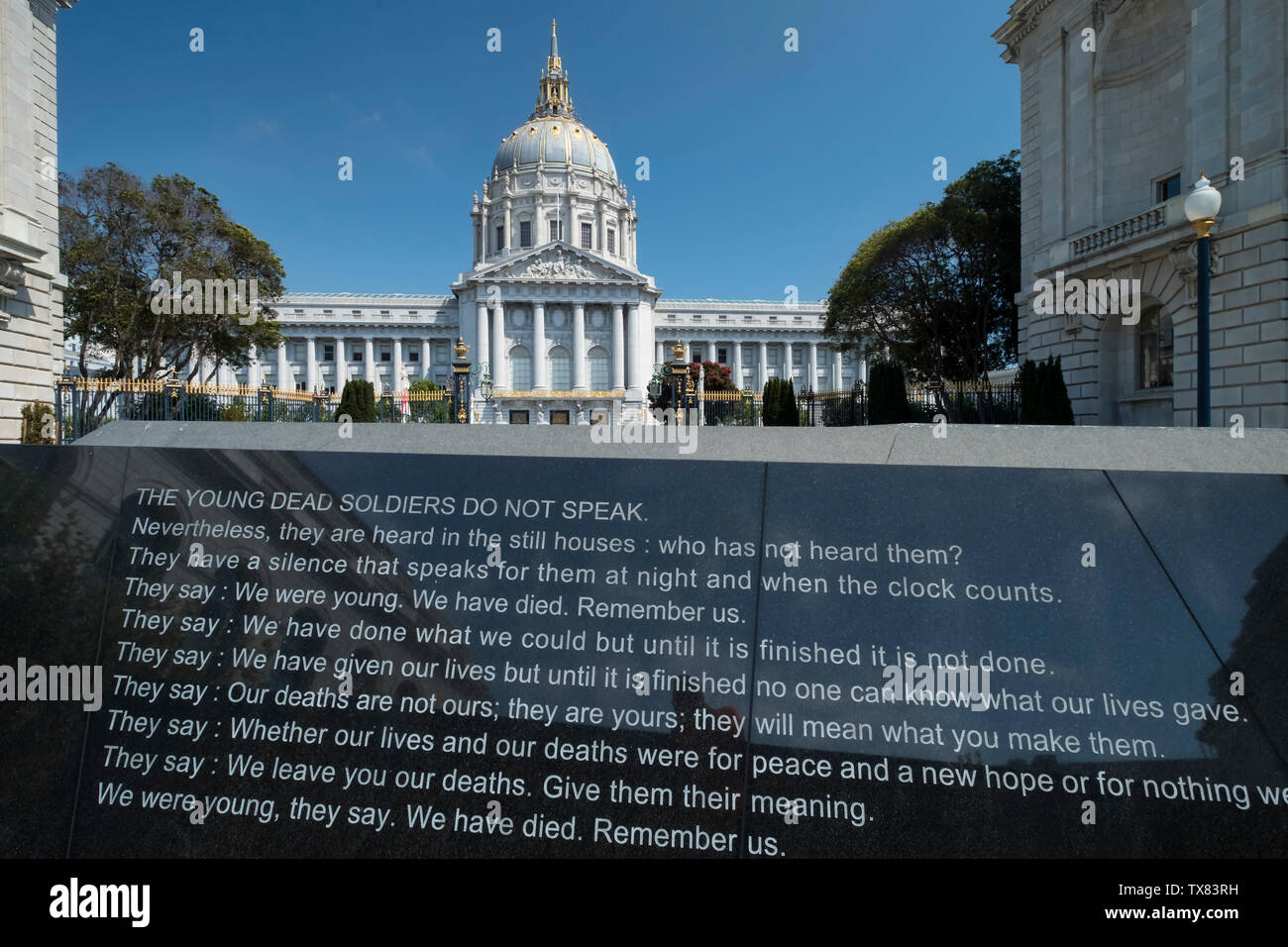 Die Veteranen War Memorial und San Francisco City Hall, San Francisco, Kalifornien, USA Stockfoto