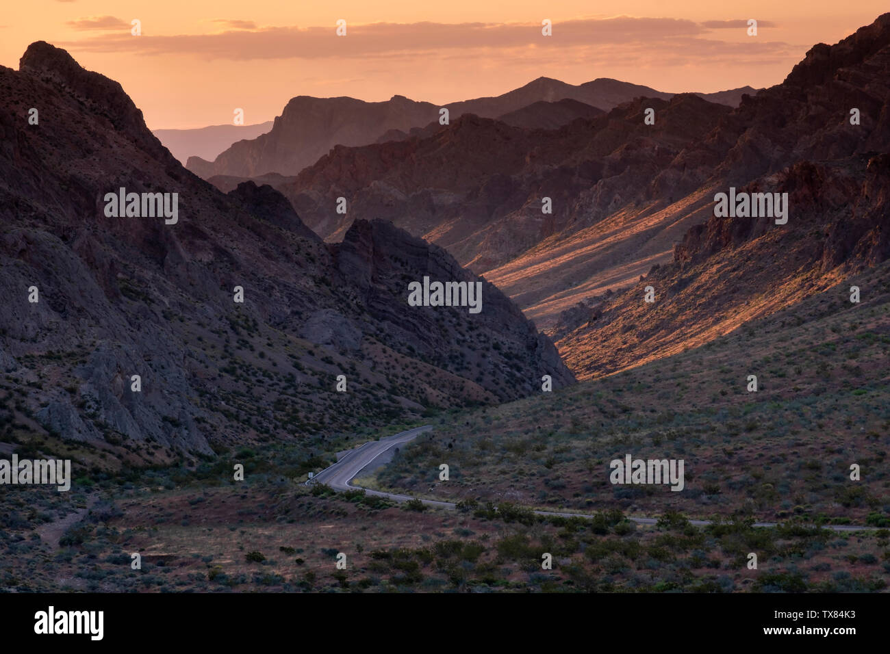 Sunrise beleuchtet die Berge am westlichen Eingang zum Valley of Fire State Park, Nevada, USA Stockfoto