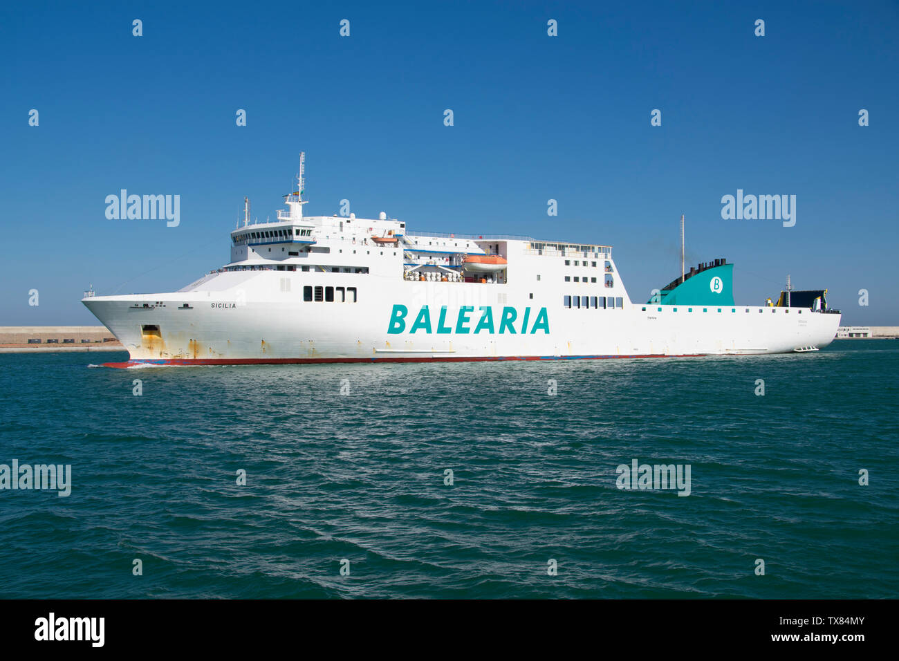 Fähre Sizilien von der Balearia Company, Ankunft im Hafen von Barcelona. Stockfoto