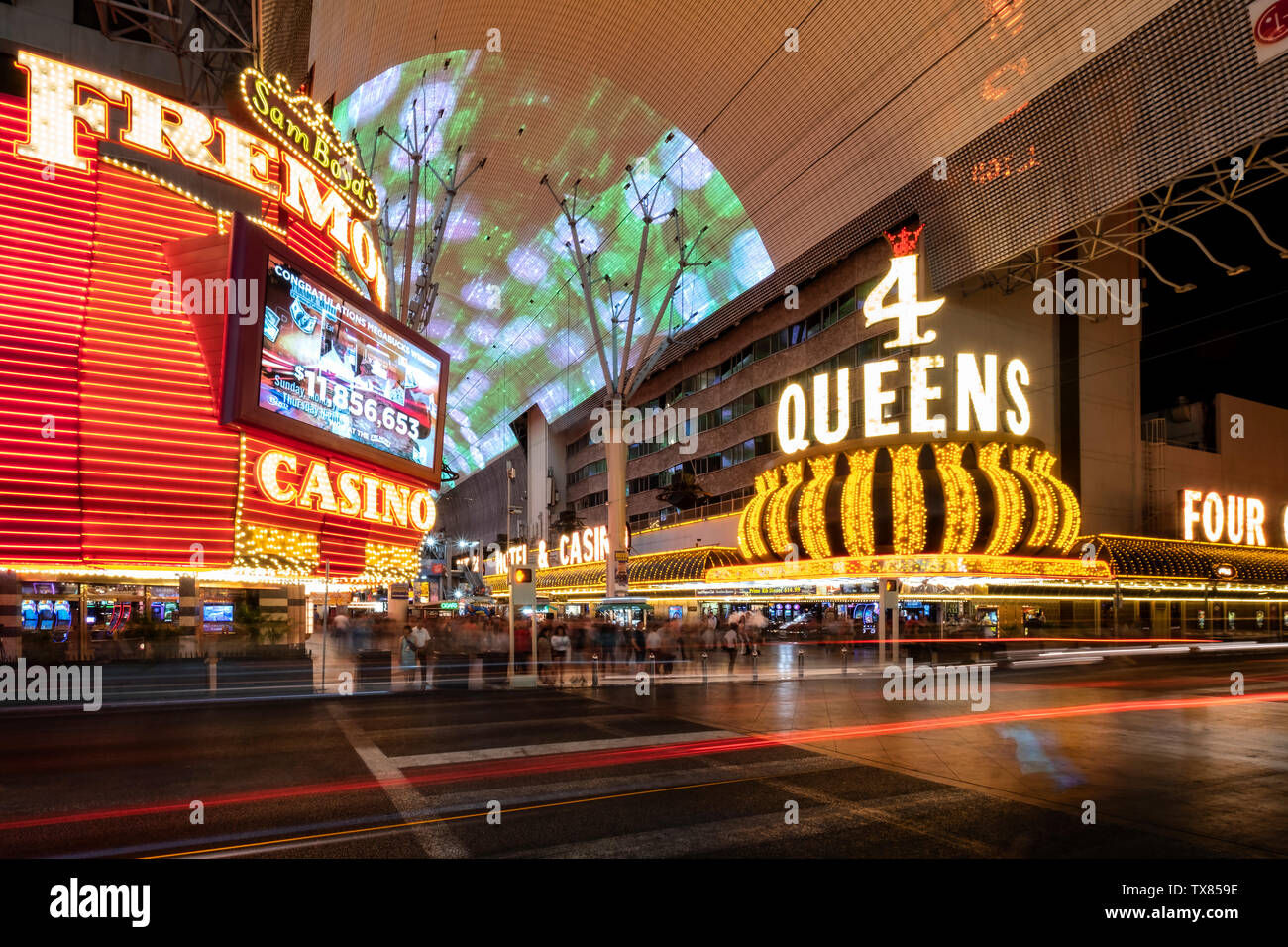 Kasinos auf der Fremont Street bei Nacht, Las Vegas, Nevada, USA Stockfoto