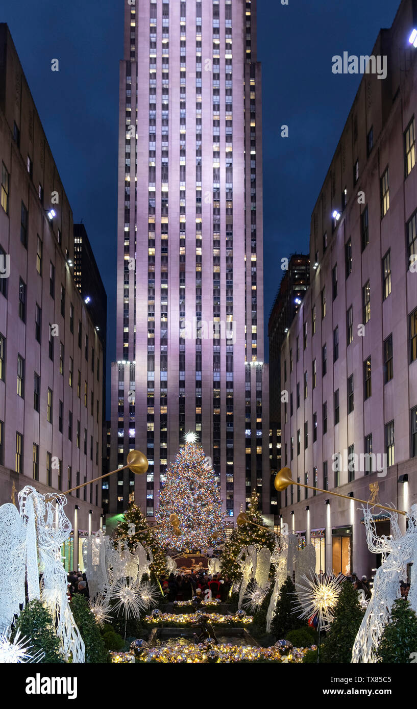 Das Rockefeller Center Christmas Tree und das Rockefeller Center bei Nacht, Midtown Manhattan, New York, USA Stockfoto