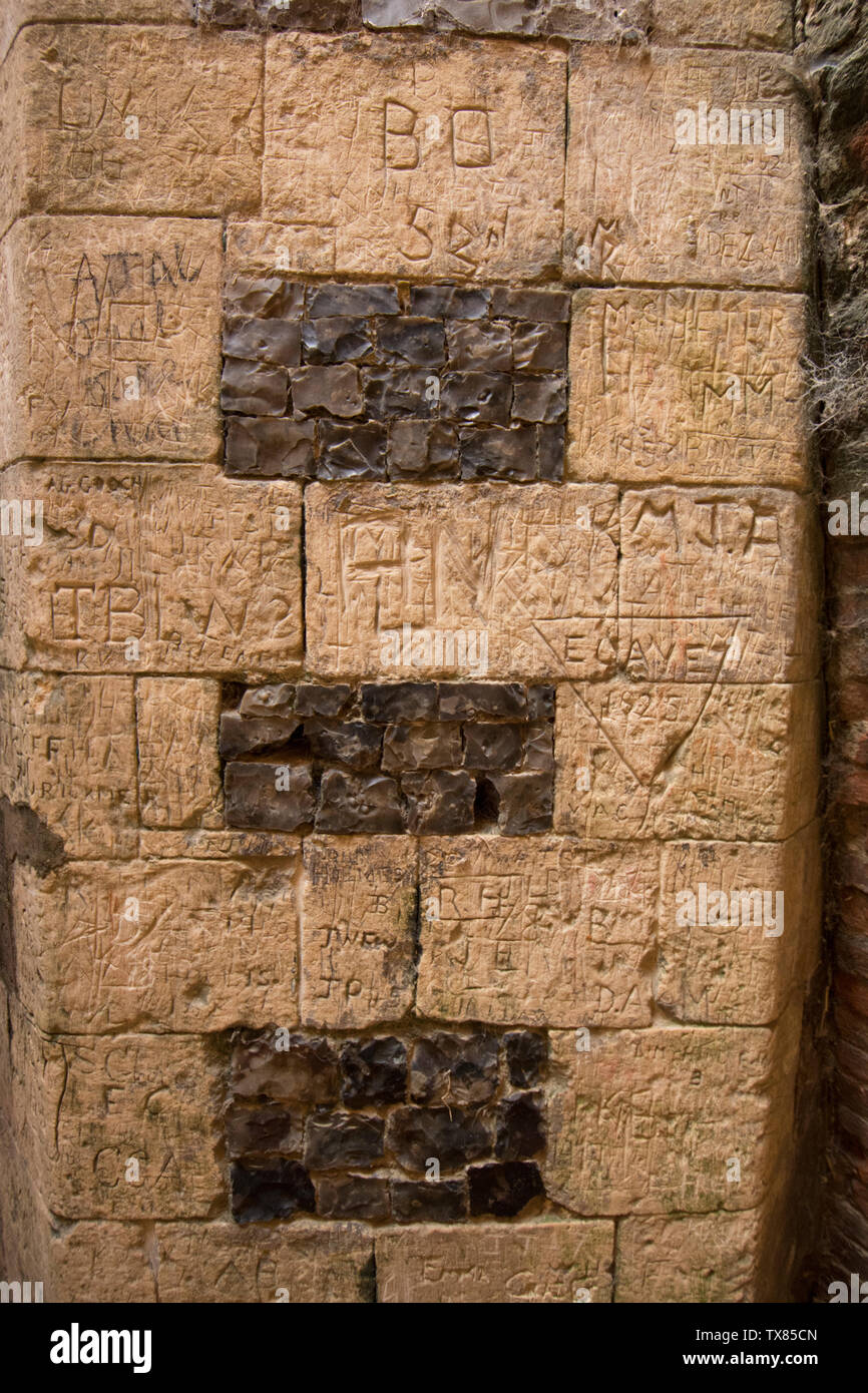 St Benets Abbey, Norfolk, geschnitzte Graffiti, Initialen, Nachrichten, Namen an den Wänden der Alten Torhaus in die zerstörte Mühle, Norfolk, Großbritannien Stockfoto