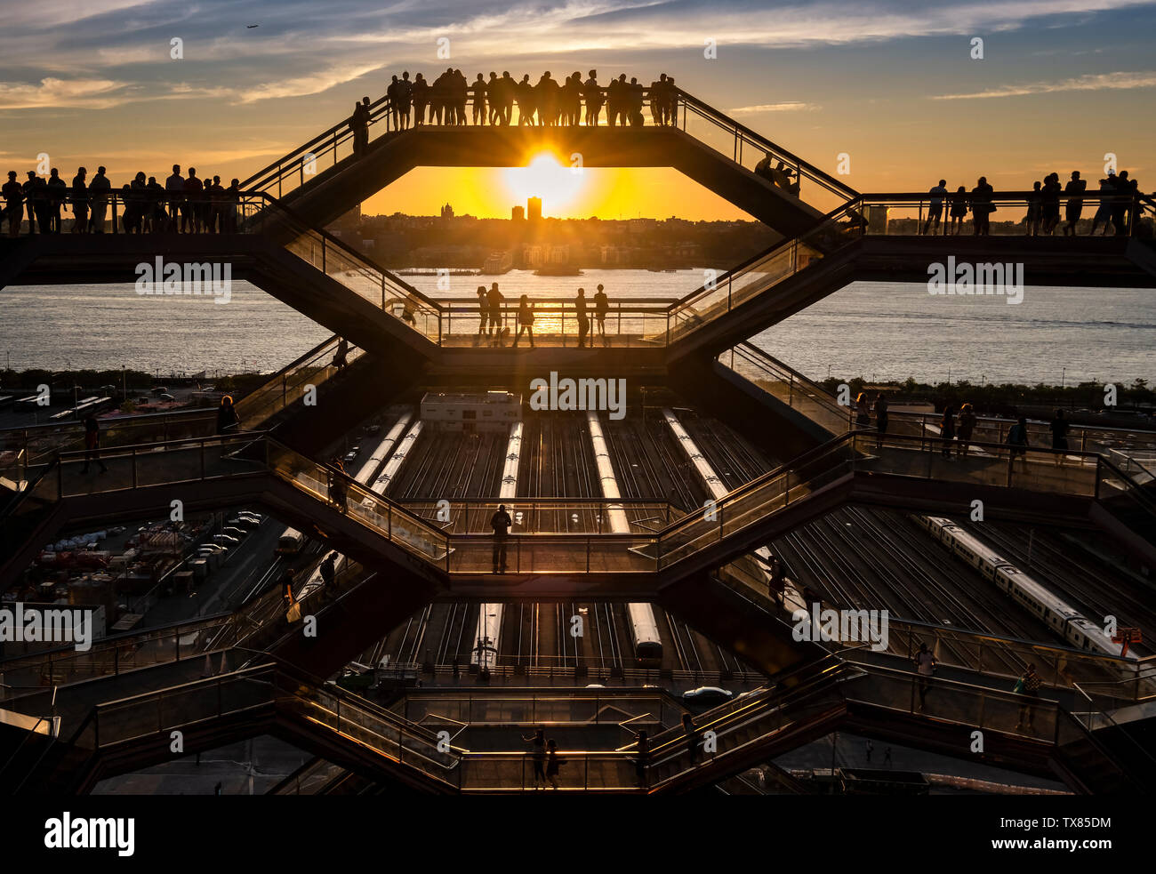 Das Schiff bei Sonnenuntergang, Hudson Yards, Manhattan, New York City, New York, USA, entworfen von der britische Designer Thomas Heatherwick Stockfoto