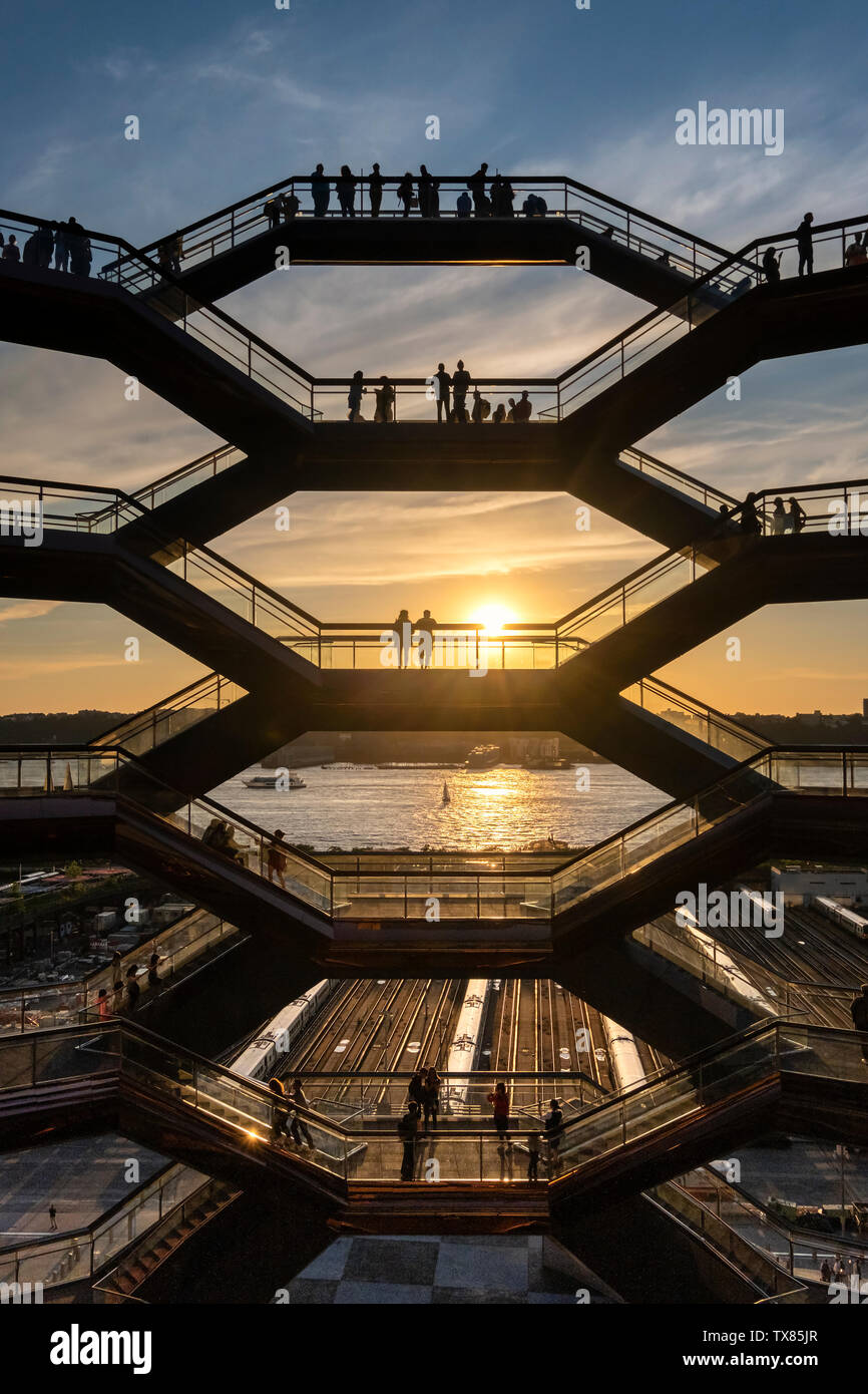 Das Schiff bei Sonnenuntergang, Hudson Yards, Manhattan, New York City, New York, USA, entworfen von der britische Designer Thomas Heatherwick Stockfoto