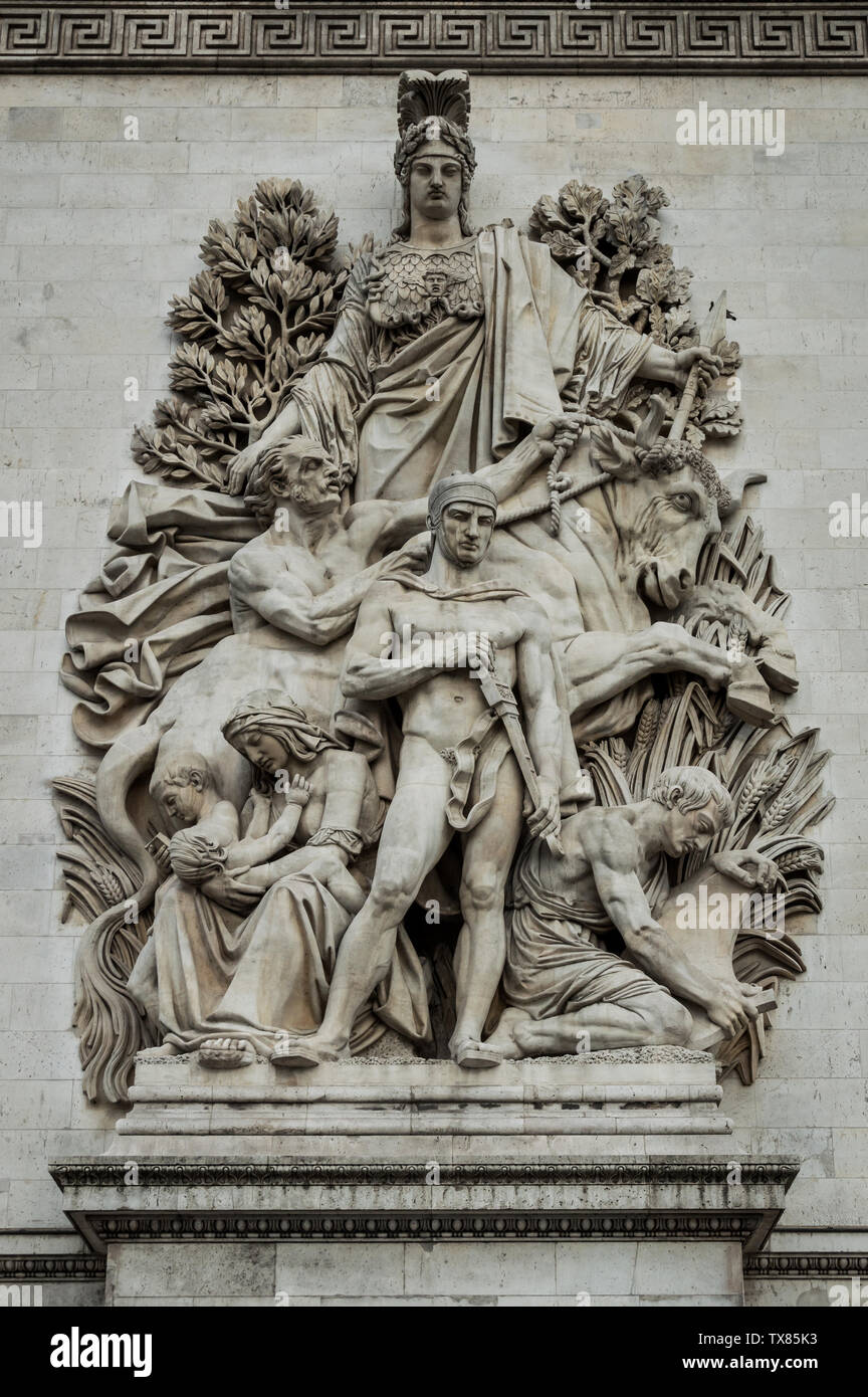 Paris - 10. Juli 2014: La Paix Skulptur in der Fassade des Arc de Triomphe, von Antoine Étex. Stockfoto