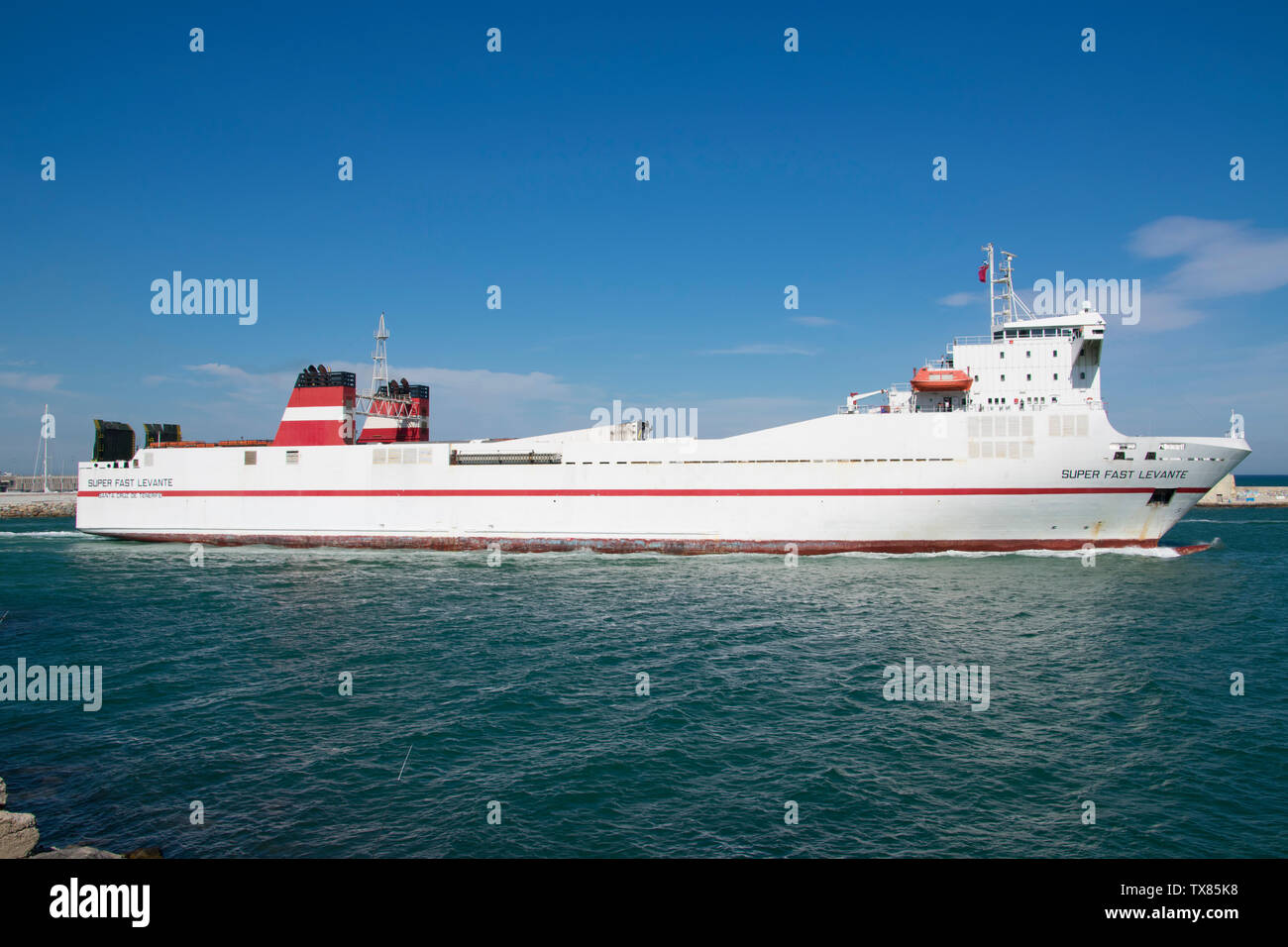 Superschnelles Levante-Fährschiff von der Trasmediterranea Company, das im Hafen von Barcelona ankommt. Stockfoto