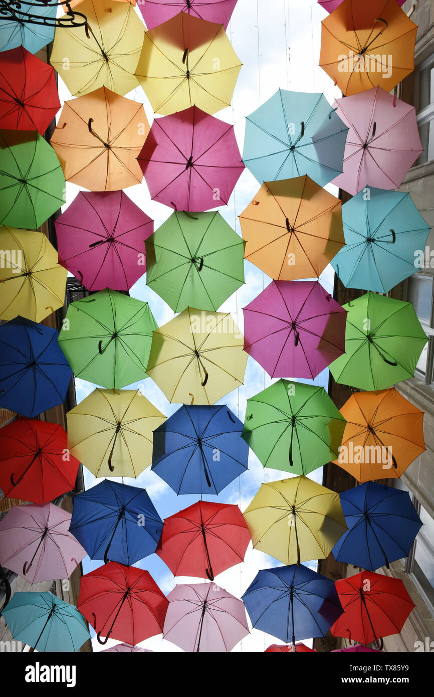 Laon, Frankreich, street Dekoration der bunte Sonnenschirme Stockfoto