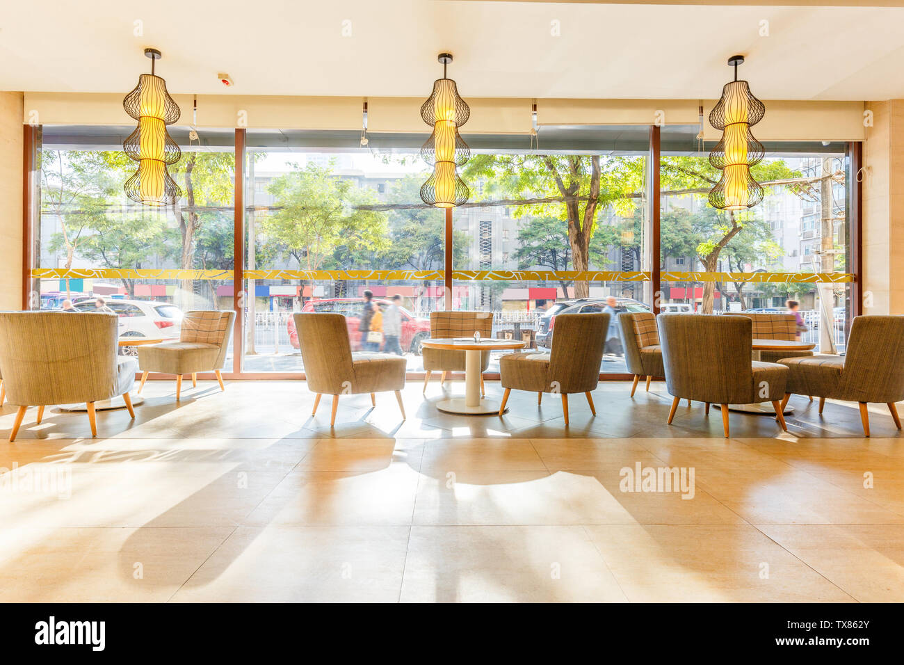 hellen Boden, Reflexion und Innendekoration im restaurant Stockfoto
