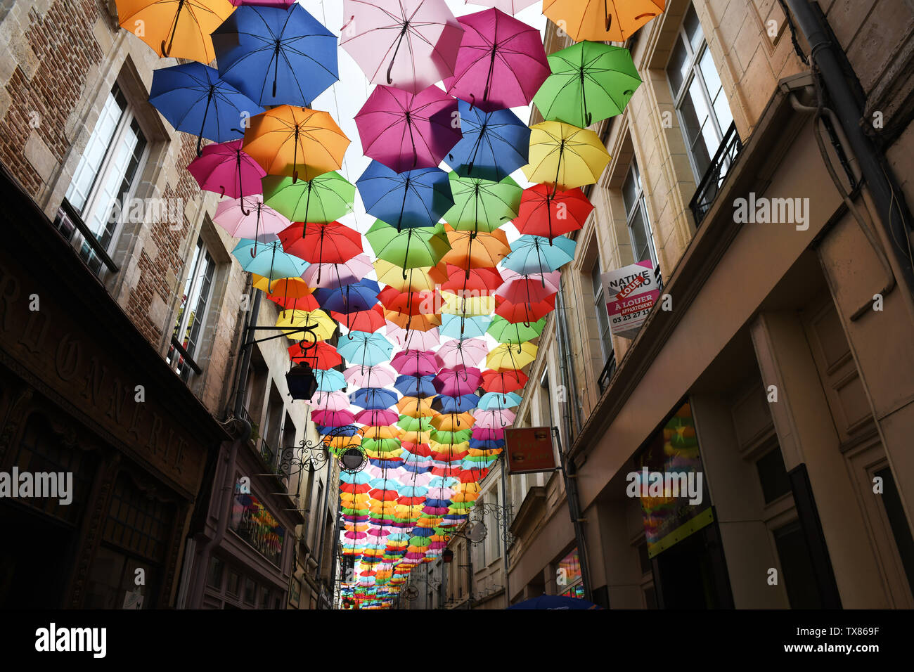 Laon, Frankreich, street Dekoration der bunte Sonnenschirme Stockfoto