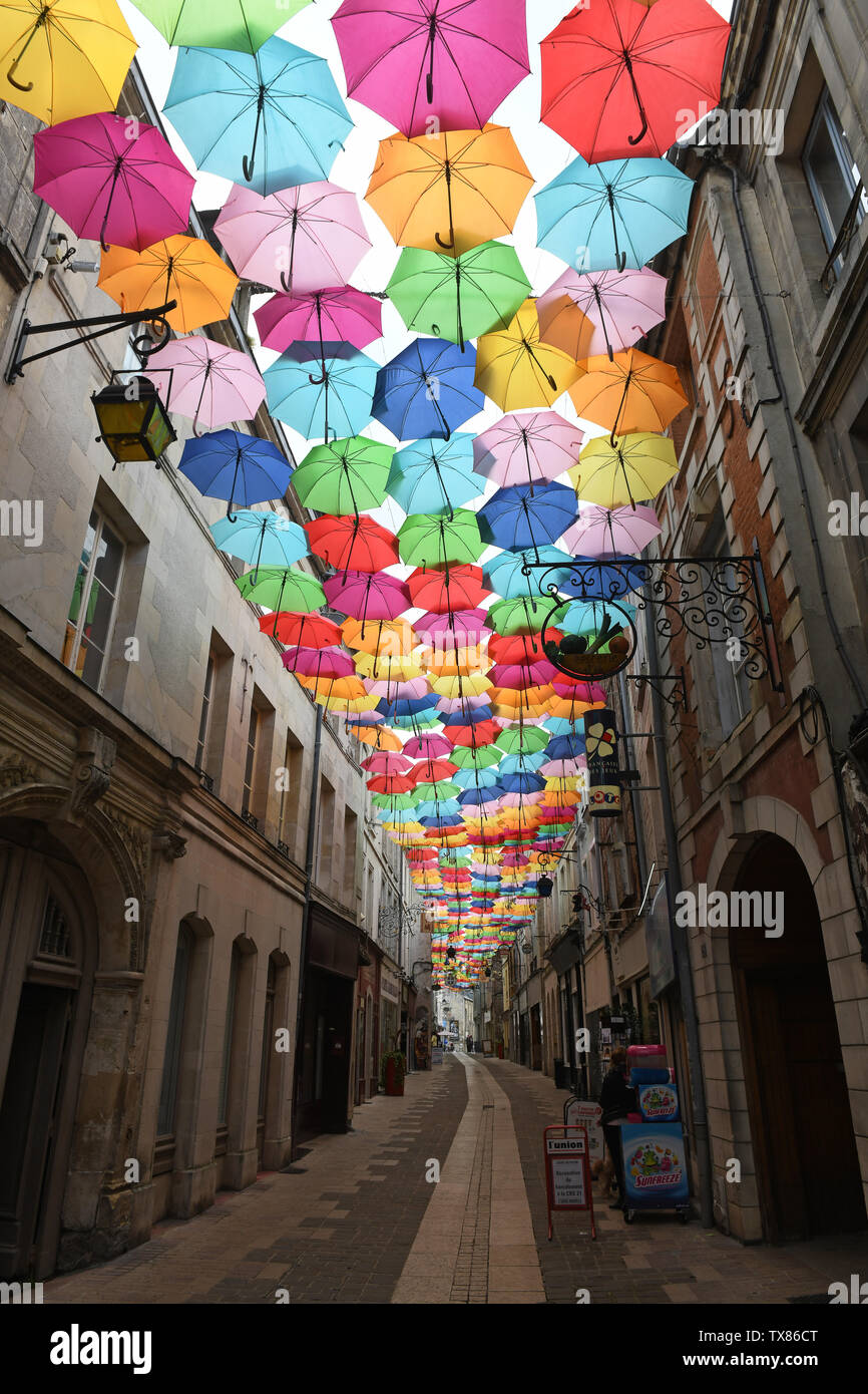Laon, Frankreich, street Dekoration der bunte Sonnenschirme Stockfoto