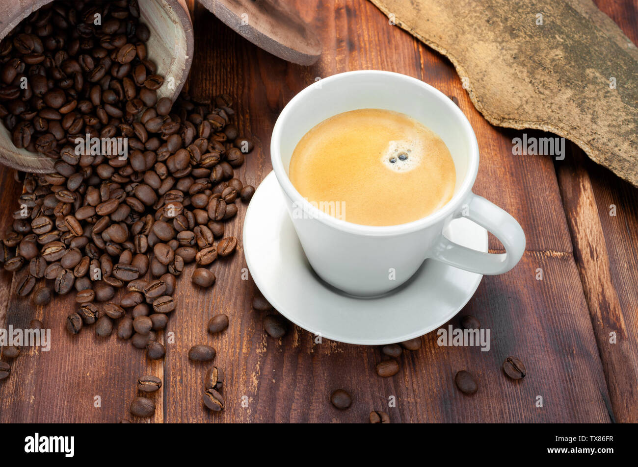 Tasse Kaffee auf Holztisch Stockfoto