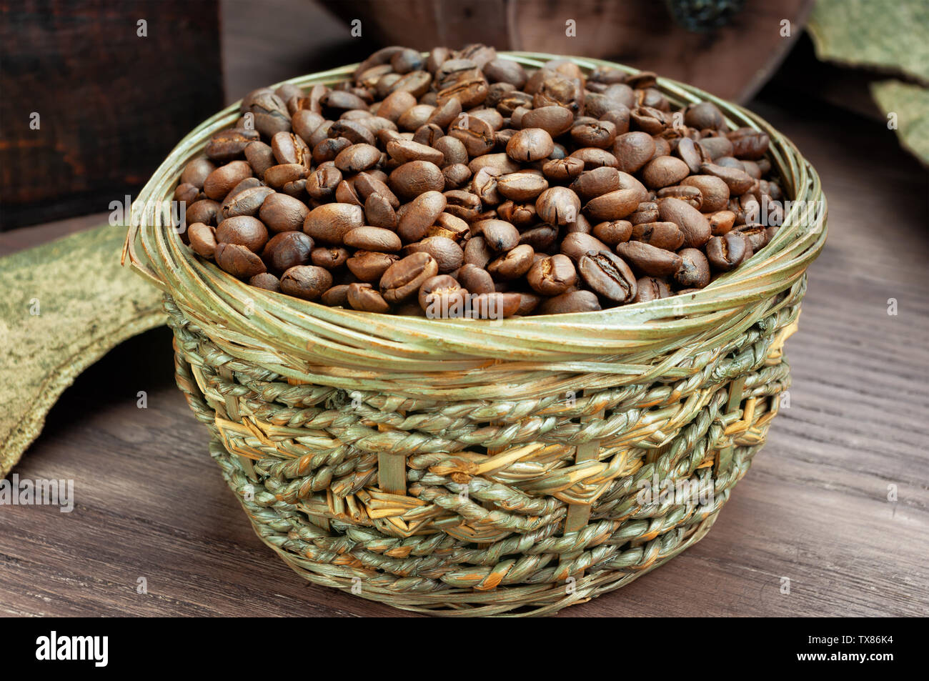 Kaffeebohne closeup auf hölzernen Tisch Stockfoto