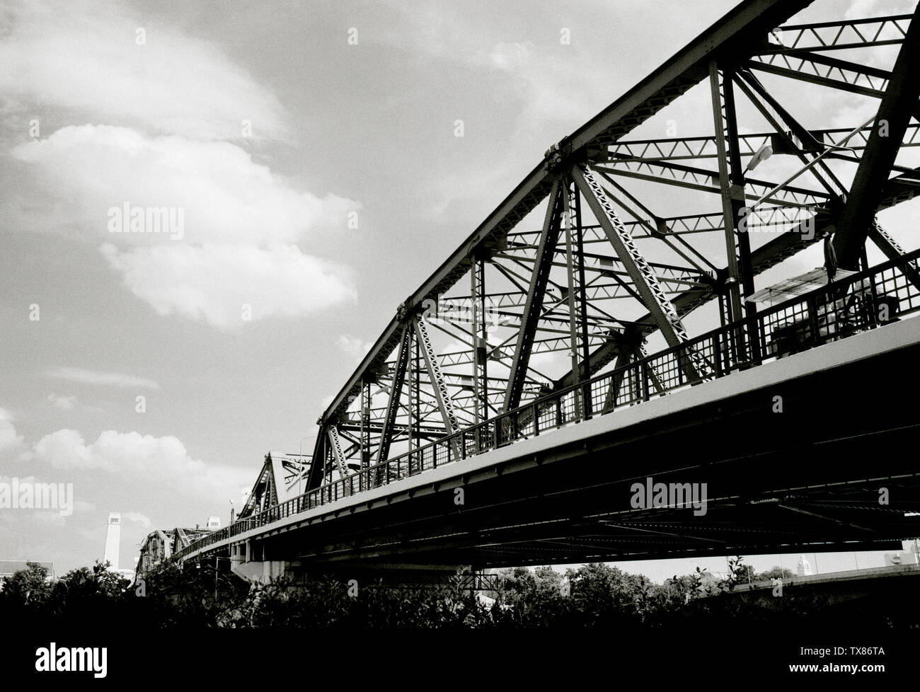 Die Stahlkonstruktion Memorial Brücke über den Chao Phraya in Bangkok, Thailand in Südostasien im Fernen Osten. Stockfoto
