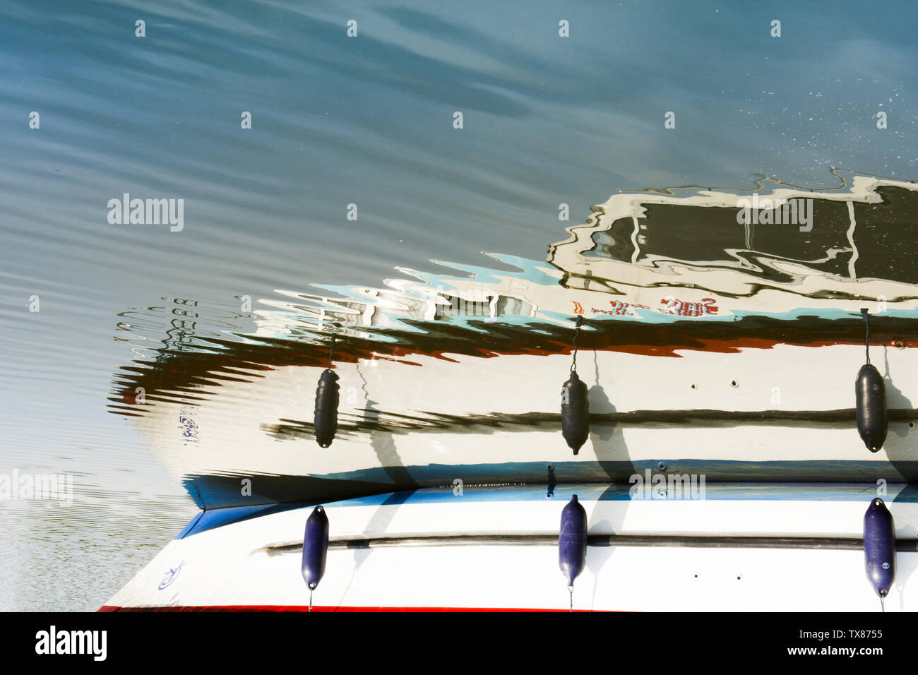 Reflexion über die Wellen auf dem Wasser der Motor Cruiser, Boot, urlaub Boot, den Norfolk Broads, UK, Spiegelbild. Stockfoto