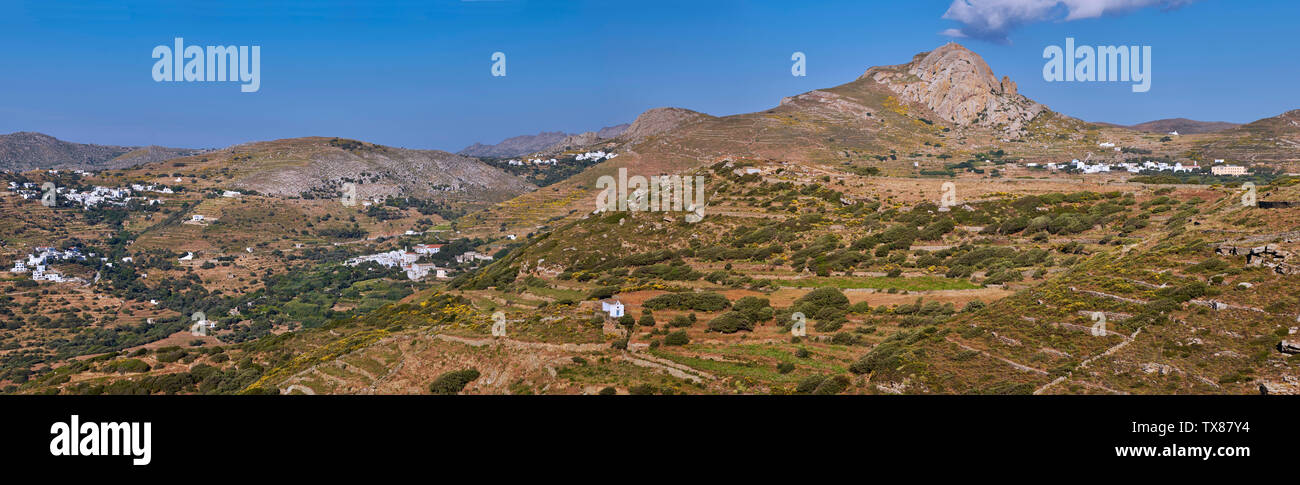 Blick Osten von smardakito mit (links-rechts) Dörfer von Krokos, Skalado, Loutra, Koumaros und Xinara und Mount Exomvourgo. Tinos, Griechenland. Stockfoto