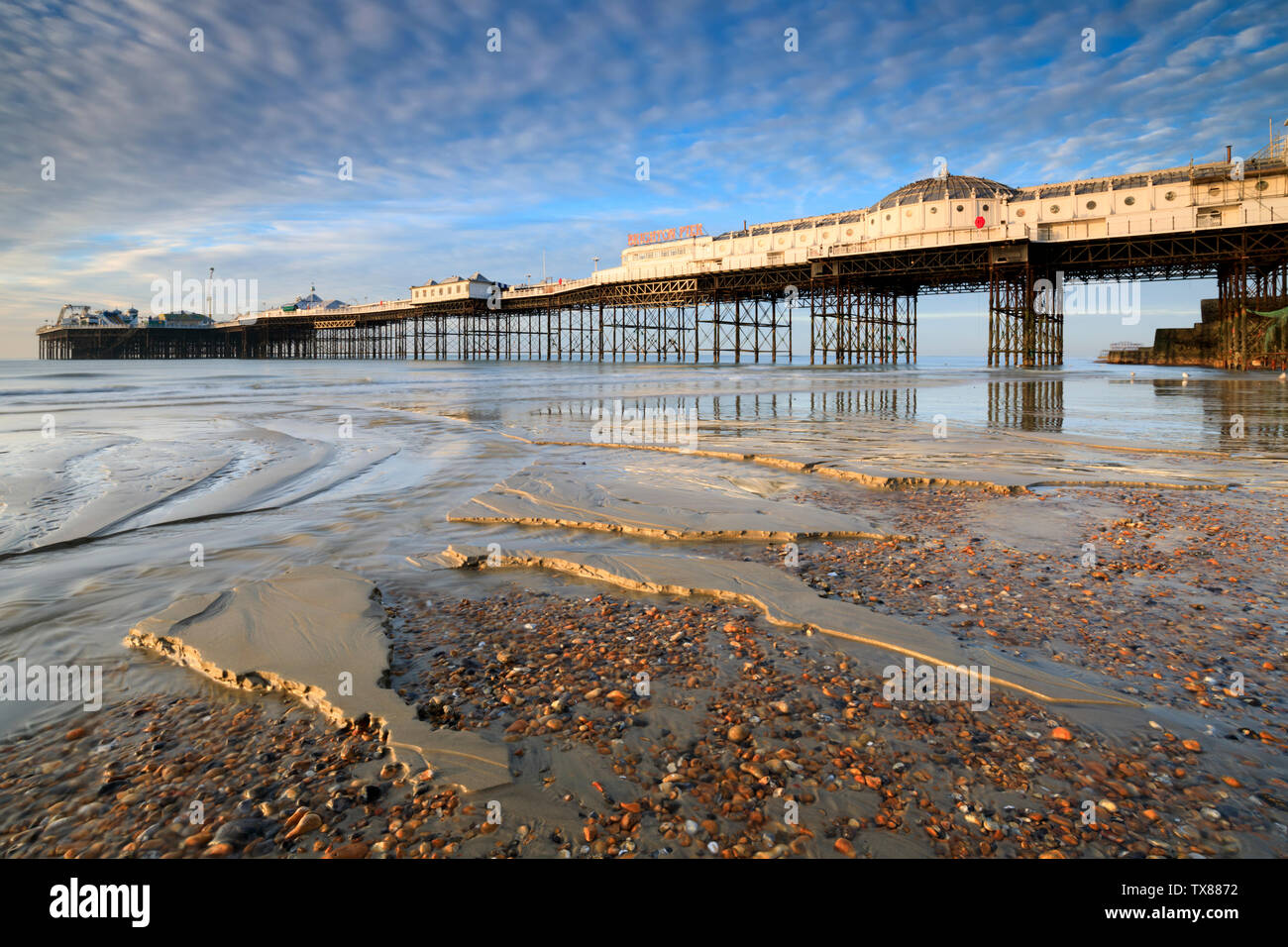 Die Palace Pier in Brighton bei Ebbe gefangen. Stockfoto