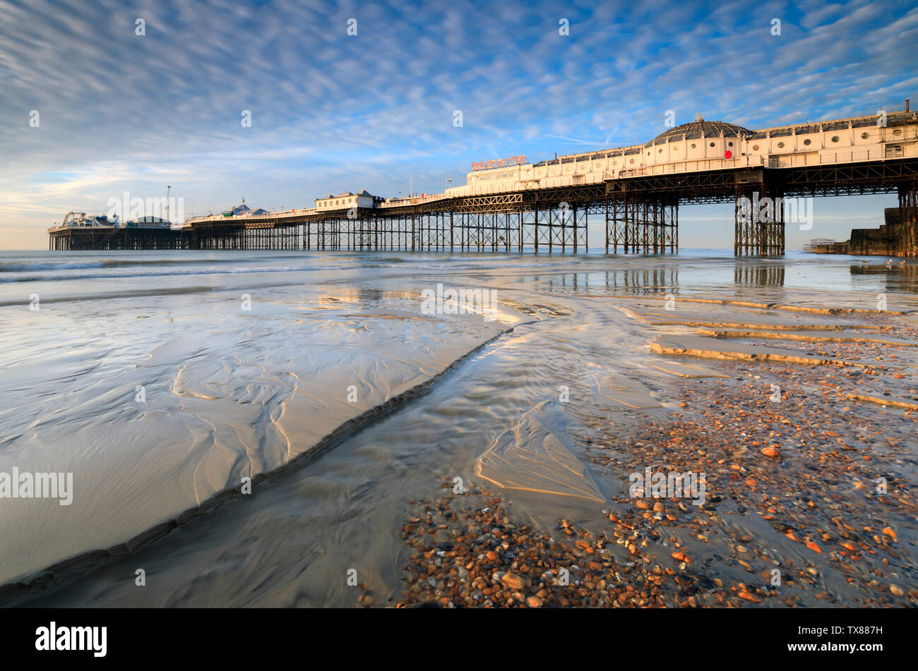 Die Palace Pier in Brighton bei Ebbe gefangen. Stockfoto