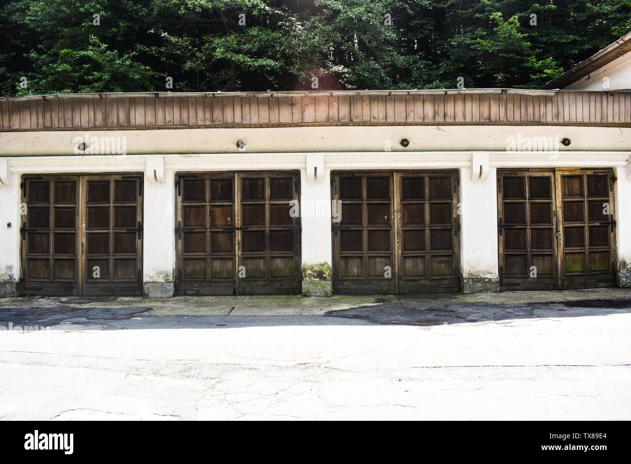 Vier alte Garagentore in der Alten grunge Gebäude in der verlassenen Stadt. Stockfoto