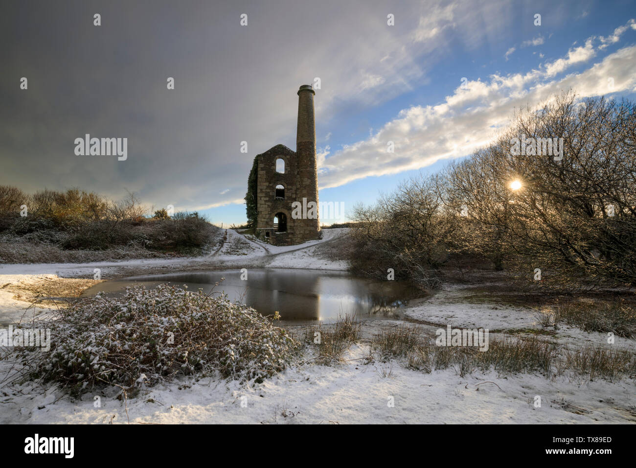 Schnee ar Kuchen und Ale Motor Haus auf United Abstiege in Cornwall. Stockfoto