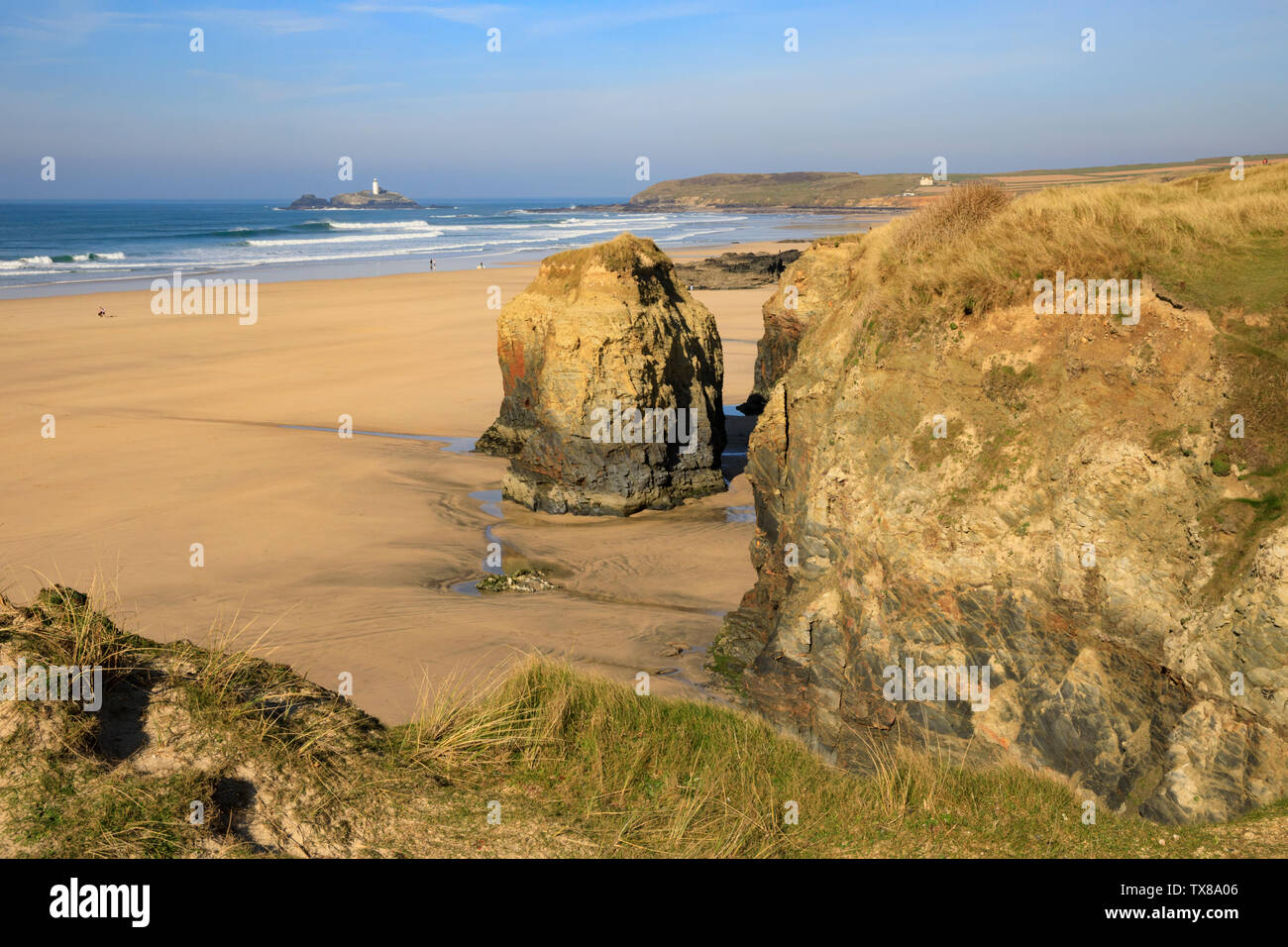 Ein Meer aus dem towans in der Nähe von Hayle, Cornwall, mit Godrevy Leuchtturm in der Ferne Stack erfasst. Stockfoto