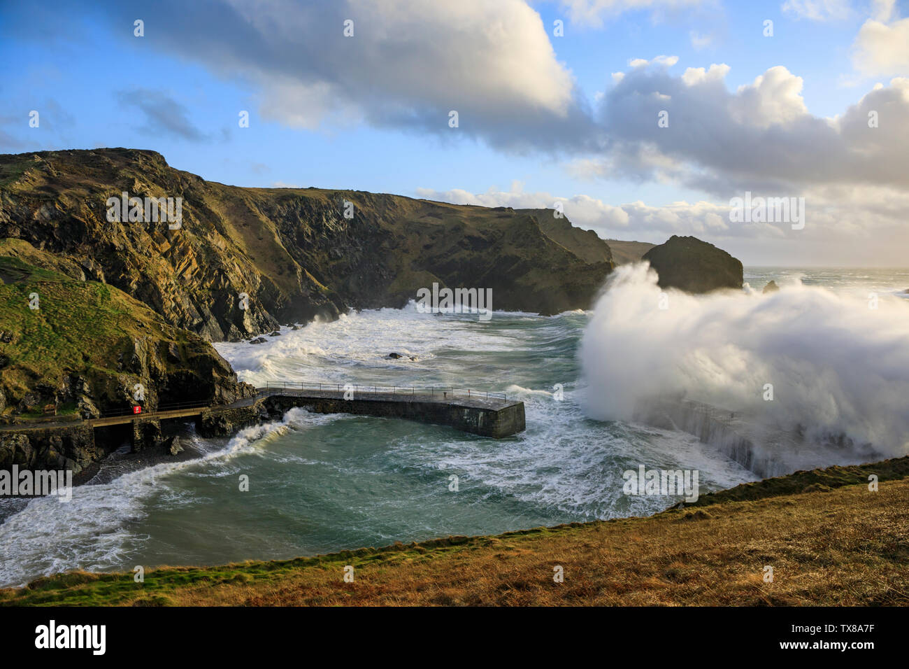 Eine brechende Welle an Mullion Hafen in Cornwall. Stockfoto