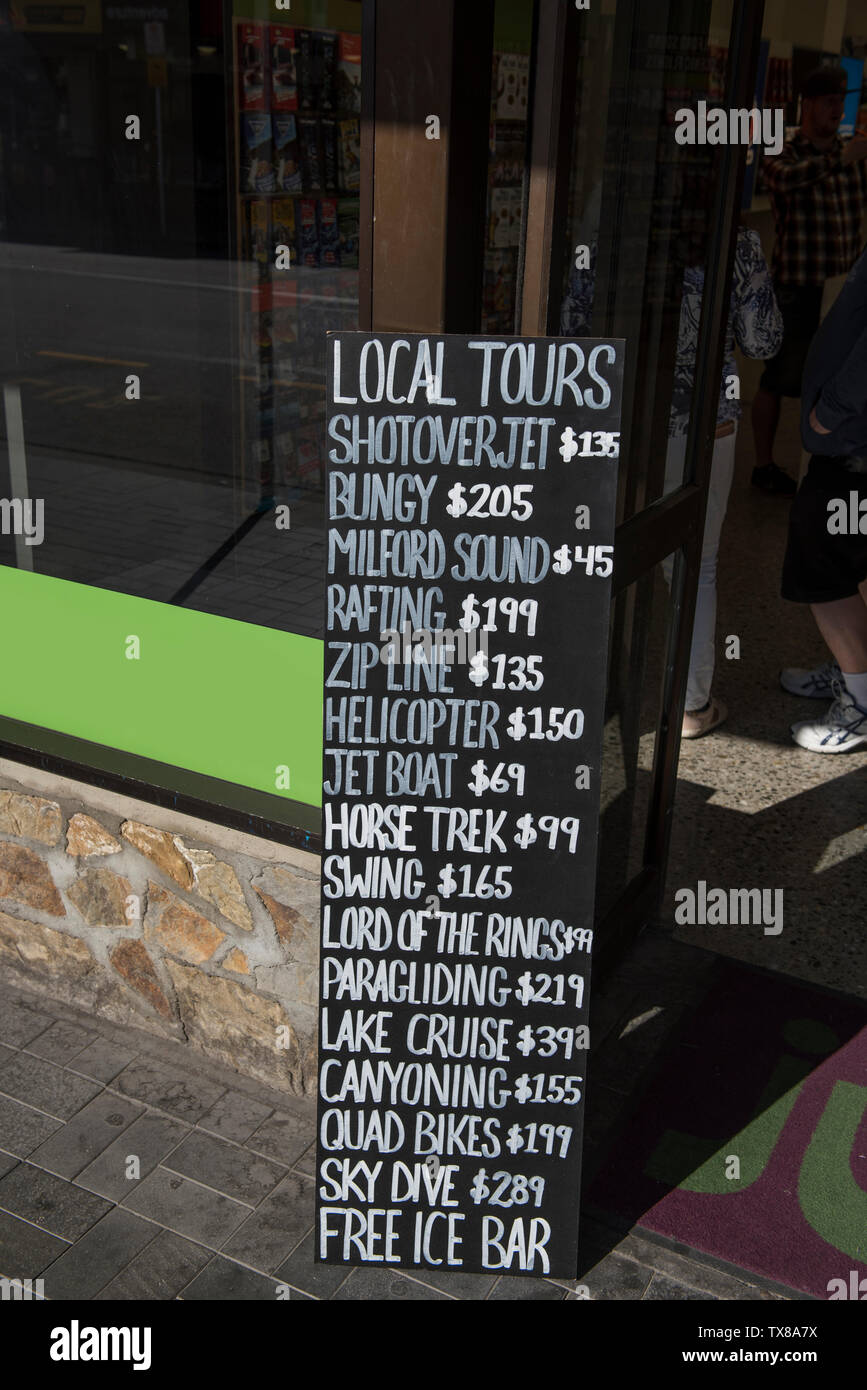 QUEENSTOWN, Neuseeland - Oktober 10, 2018: Lokale tour Werbung. Vertikale. Stockfoto