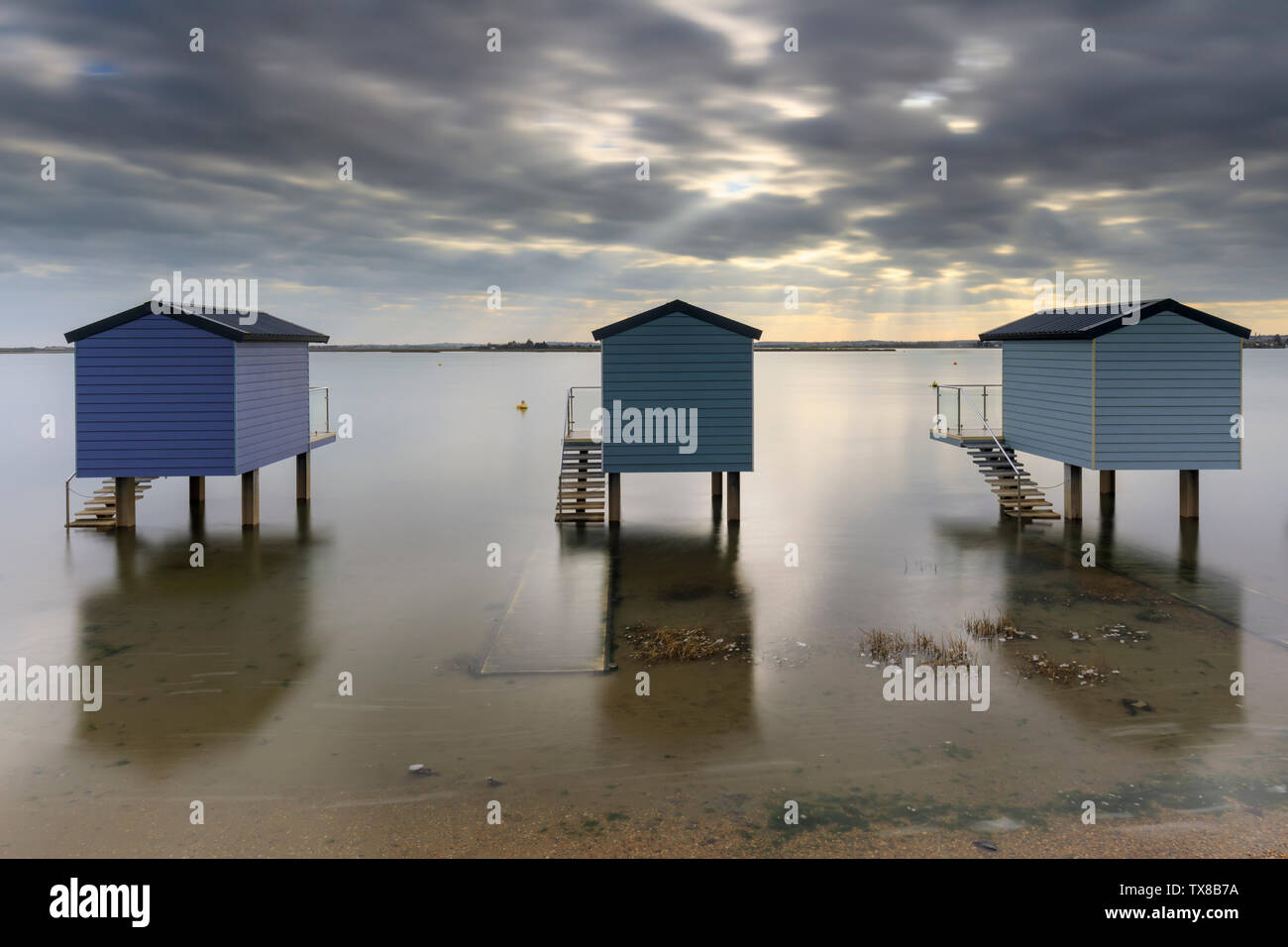 Osea Strand Hütten an der Mündung des Blackwater in Essex. Stockfoto