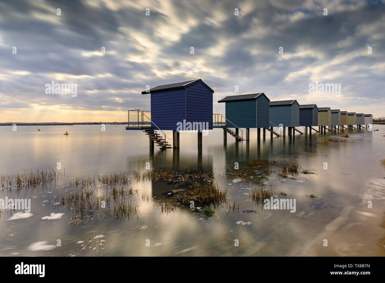 Osea Strand Hütten an der Mündung des Blackwater in Essex. Stockfoto