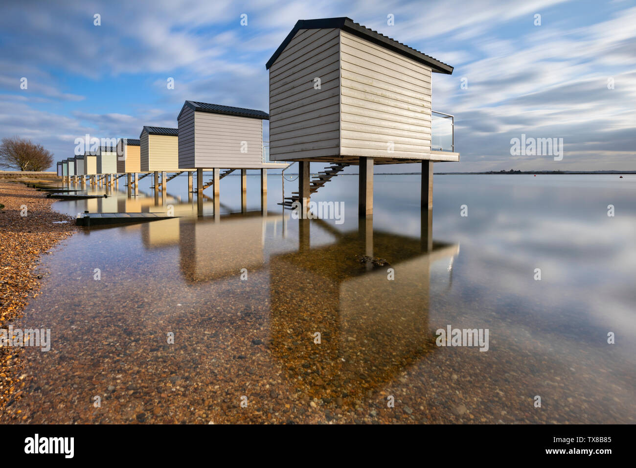 Osea Strand Hütten an der Mündung des Blackwater in Essex. Stockfoto