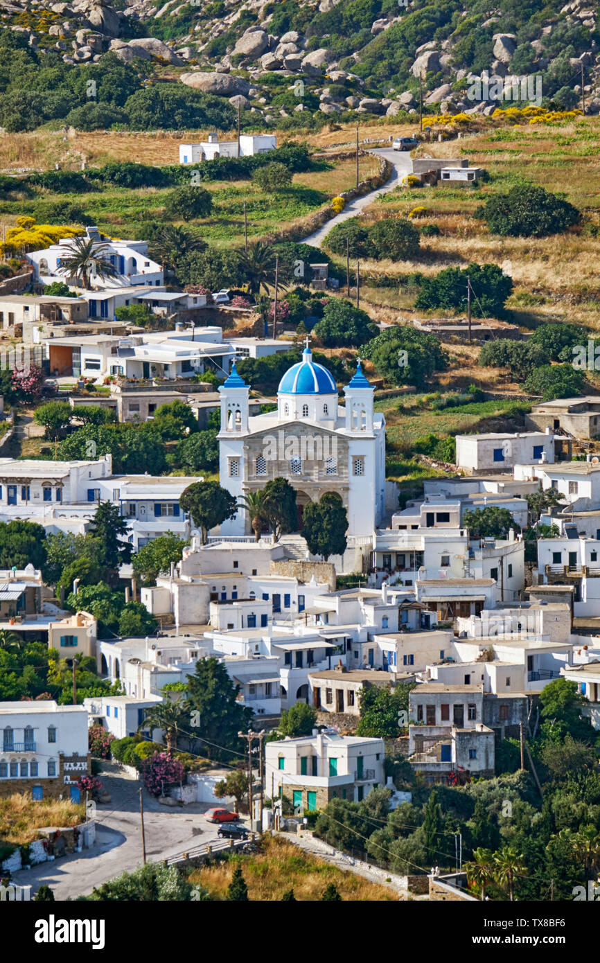 Dorf Falatados mit seinen Heiligen Trinity-St Johannes Kirche, am Fuße des Volax Plateau. Tinos, Griechenland. Stockfoto